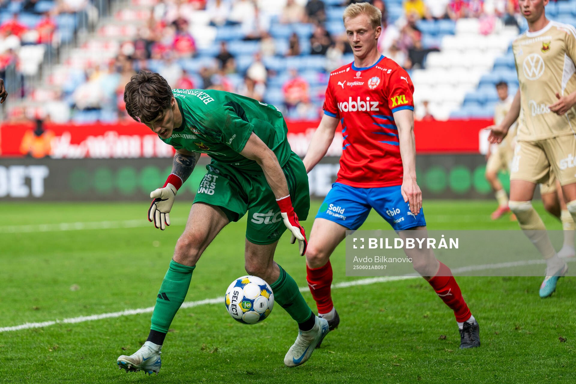 Östersunds målvakt Adam Benediktsson tappar bollen