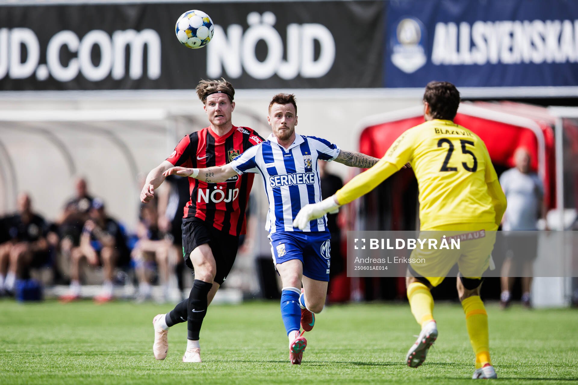Brommapojkarnas Kamilcan Sever och målvakt Davor Blazevic