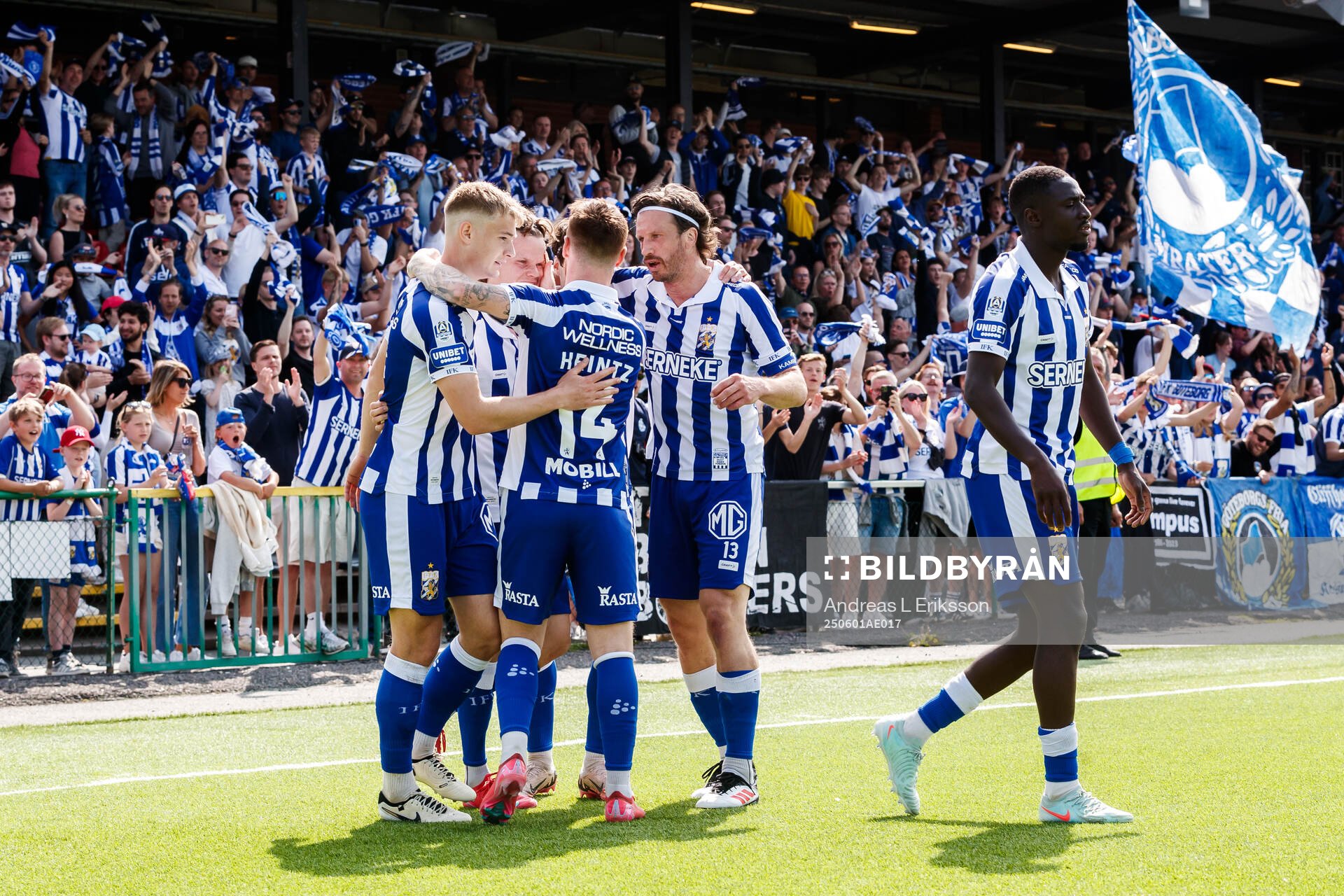 IFK Göteborgs Kolbeinn Thordarson jublar med lagkamrater