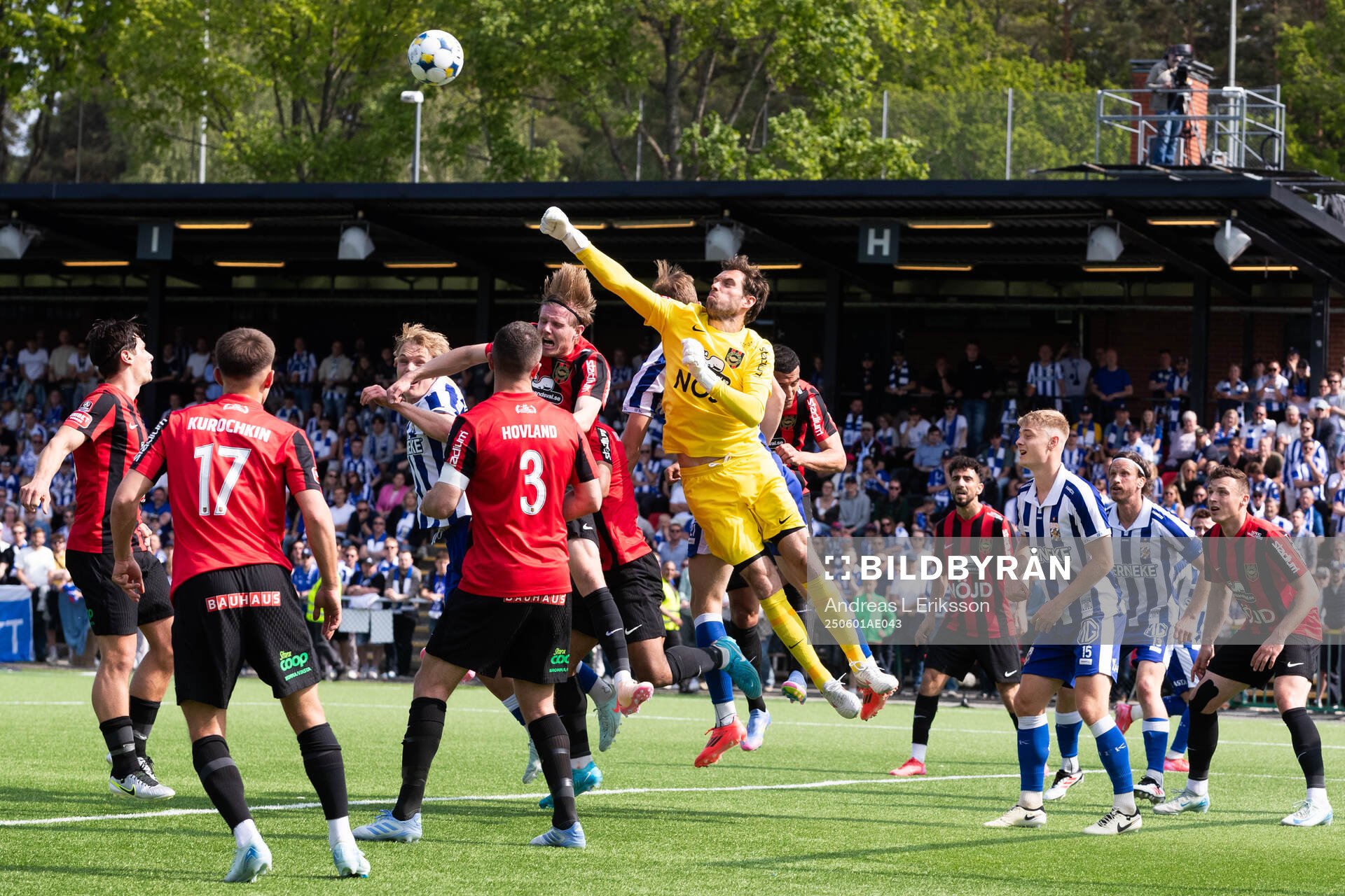 Brommapojkarnas målvakt Davor Blazevic boxar bort en hörna