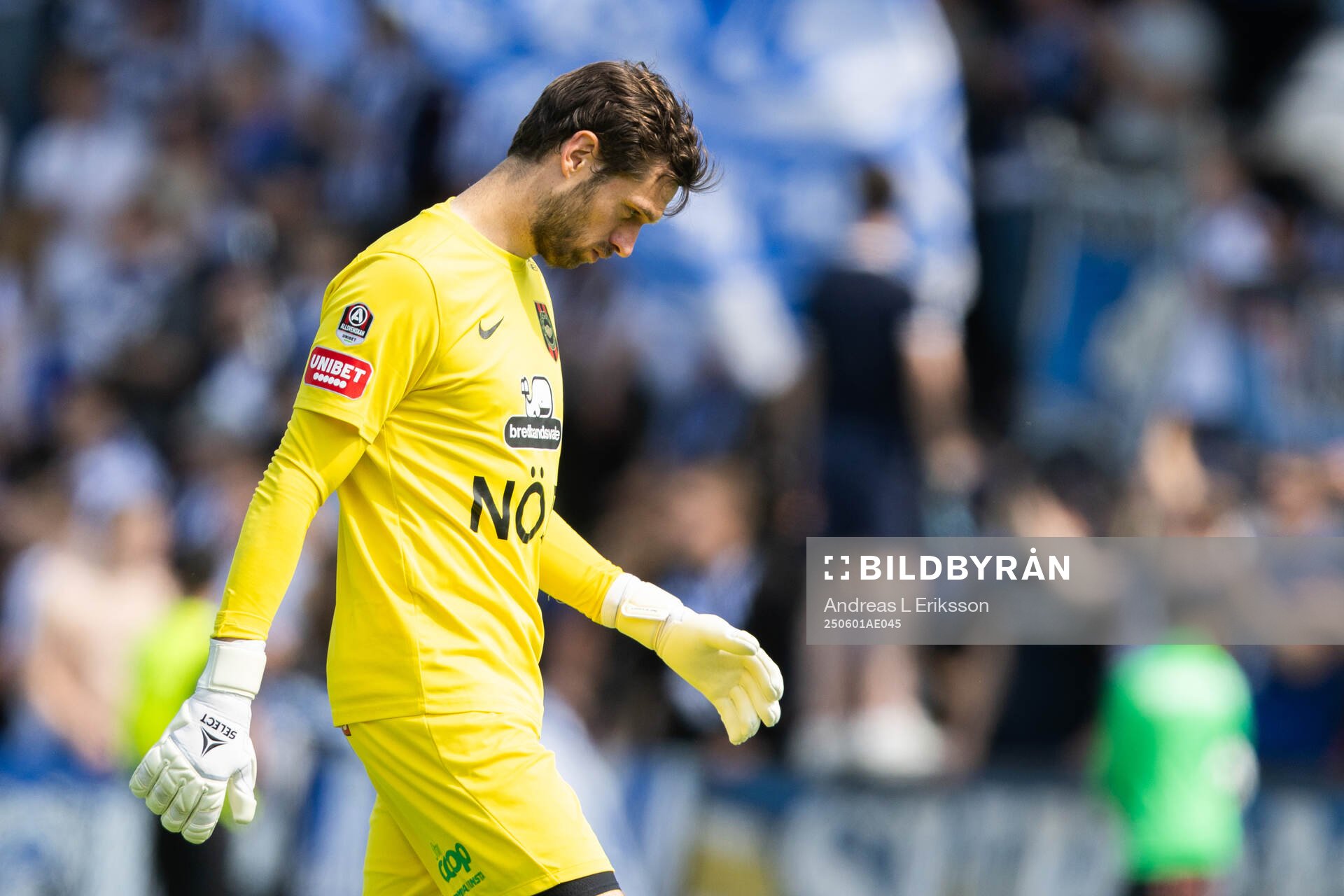 Brommapojkarnas målvakt Davor Blazevic deppar