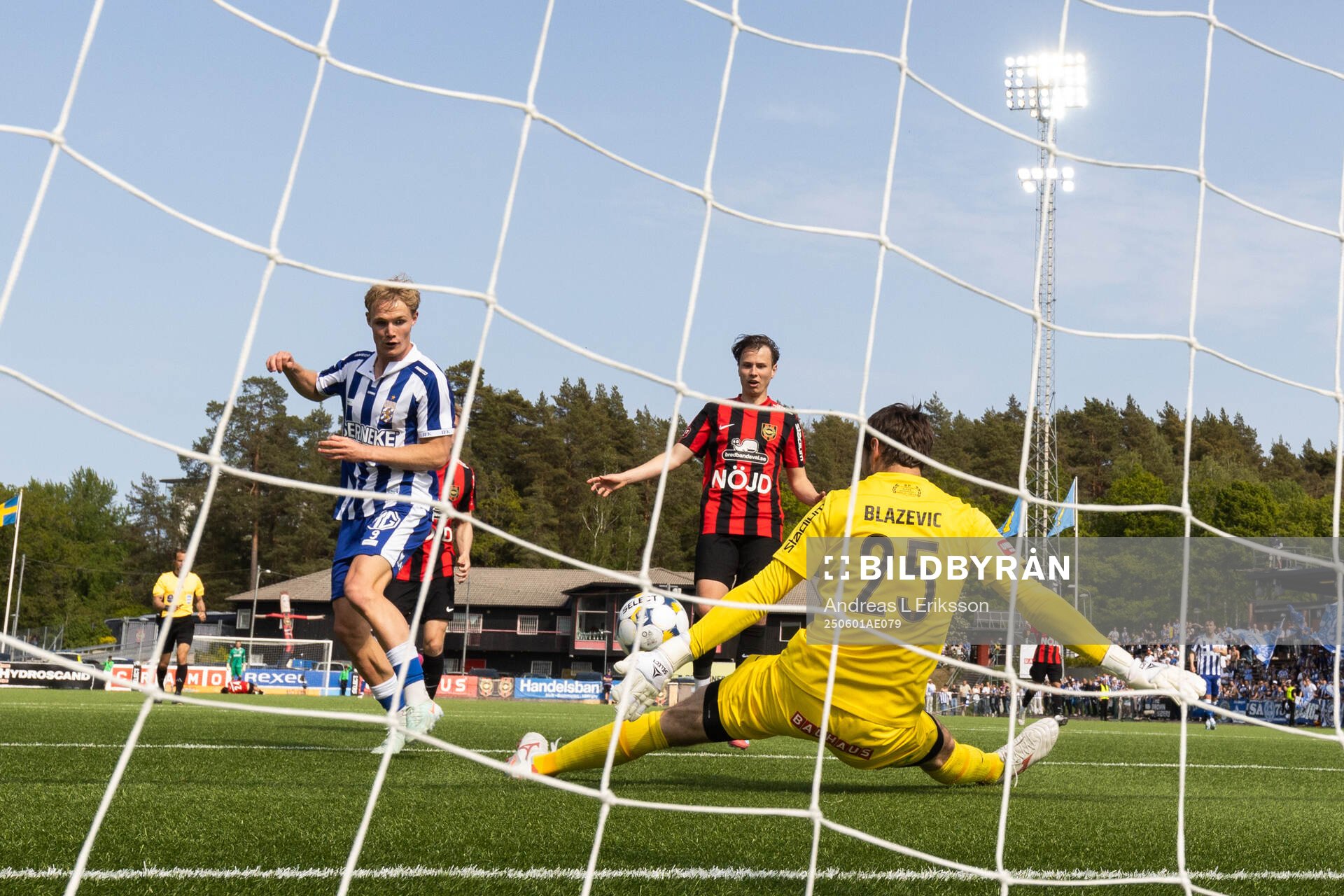 IFK Göteborgs Max Fenger, utmanar Brommapojkarnas målvakt