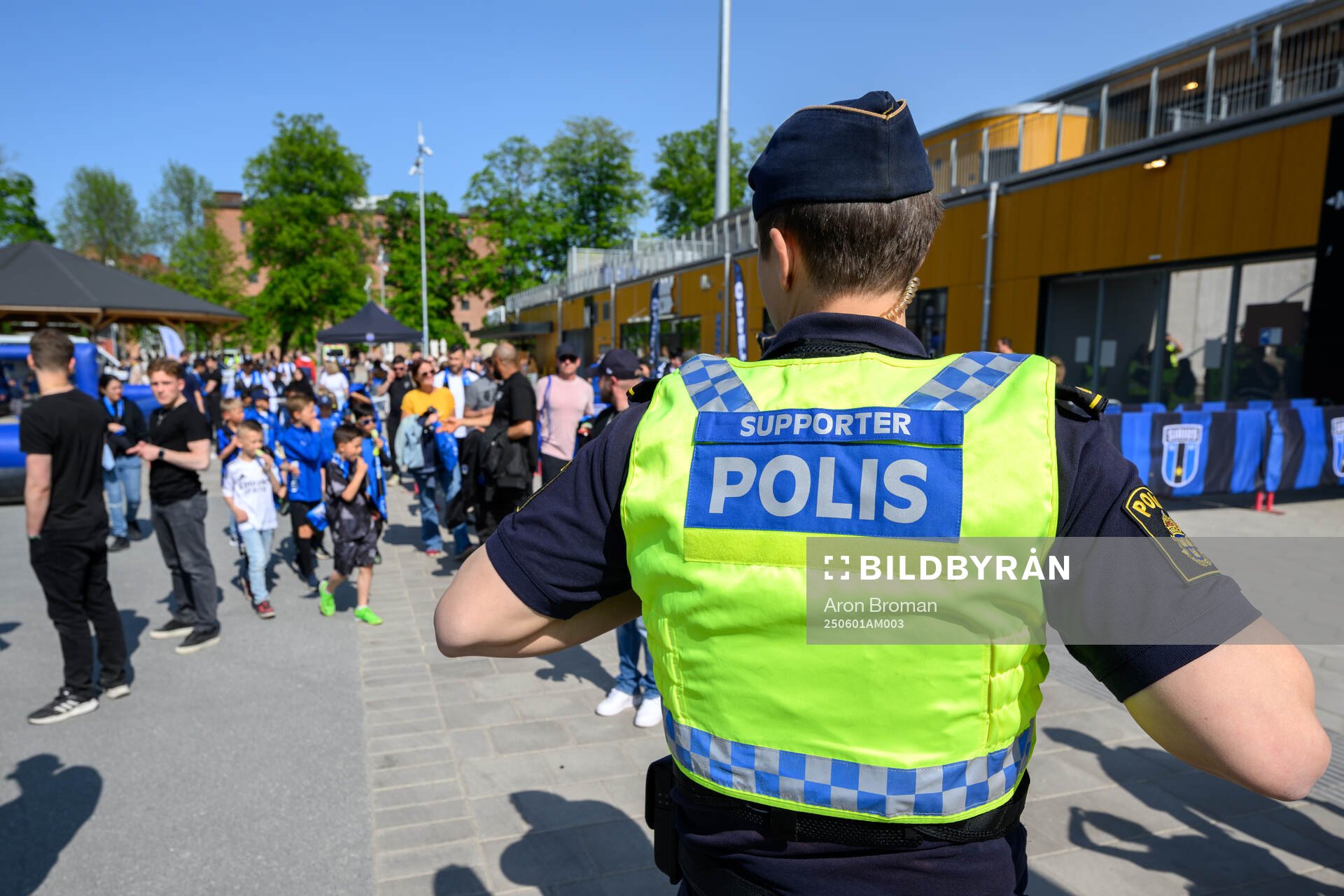 En supporterpolis utanför Studenternas