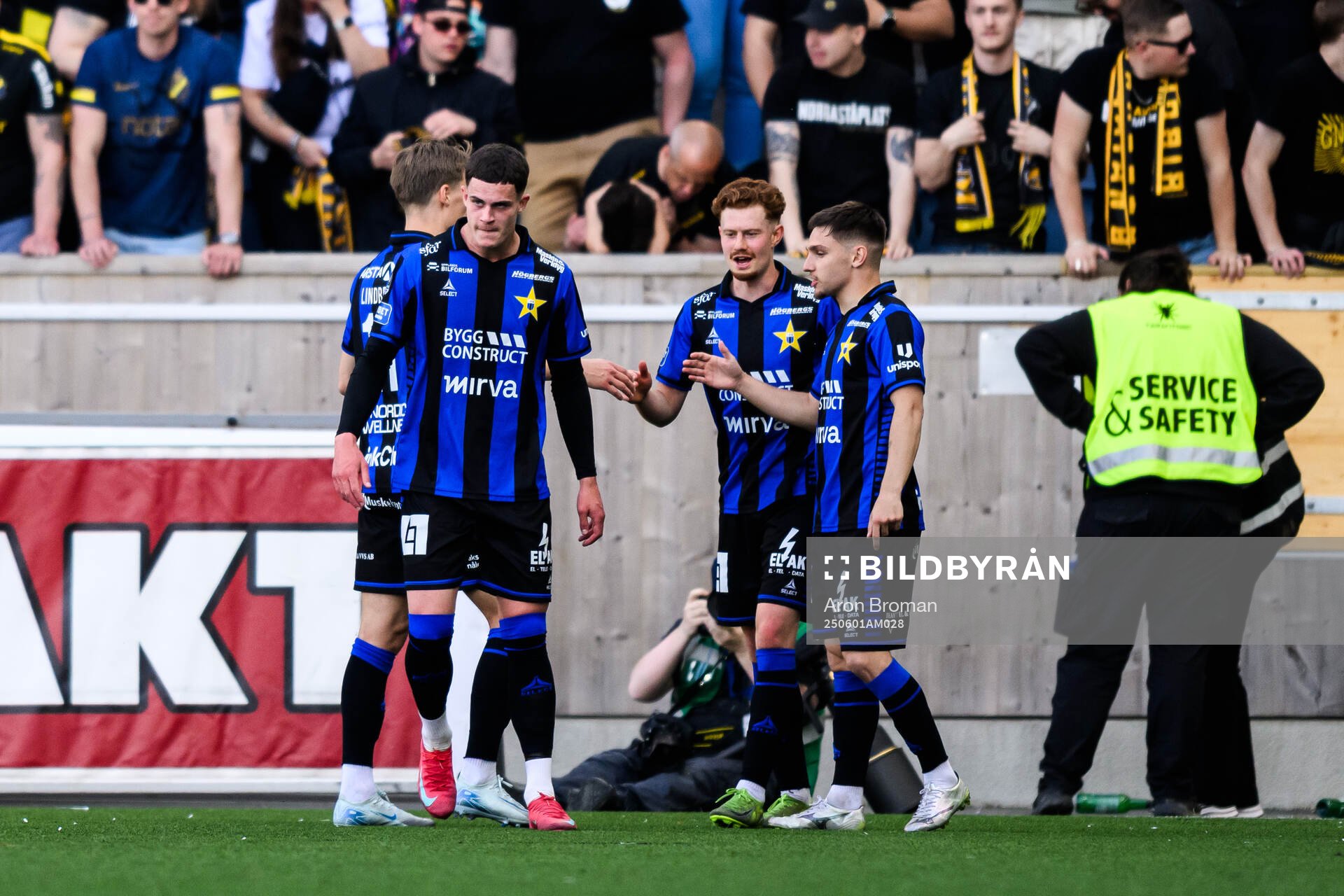 Sirius Robbie Ure jublar med lagkamrater
