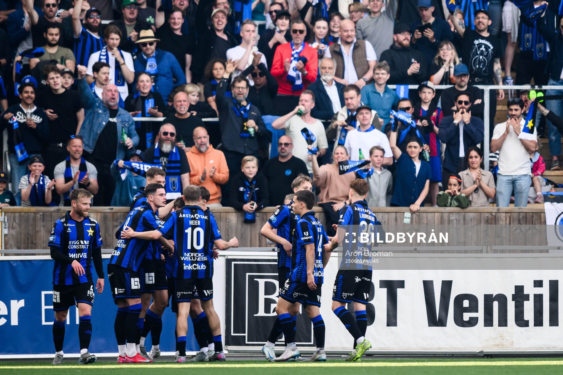 Sirius Isak Bjerkebo jublar med lagkamrater