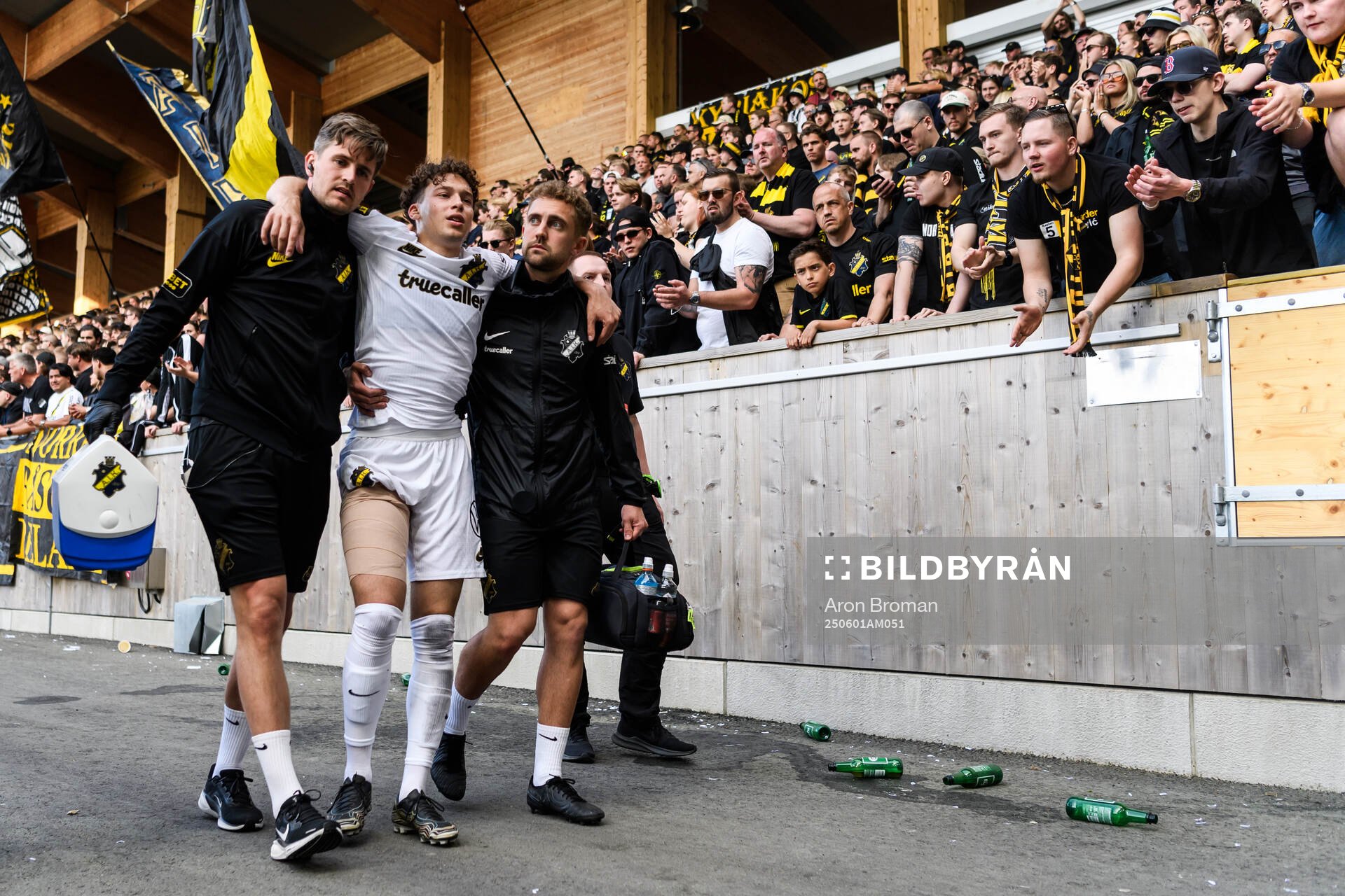 AIKs Victor Goncalves Andersson lämnar planen med skada