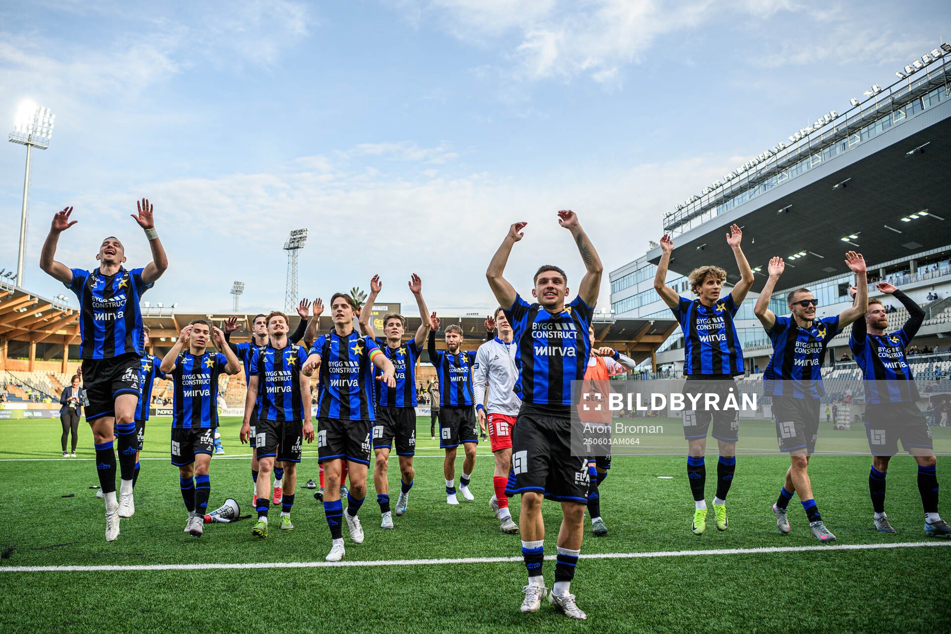 Sirius Isak Bjerkebo jublar med lagkamrater