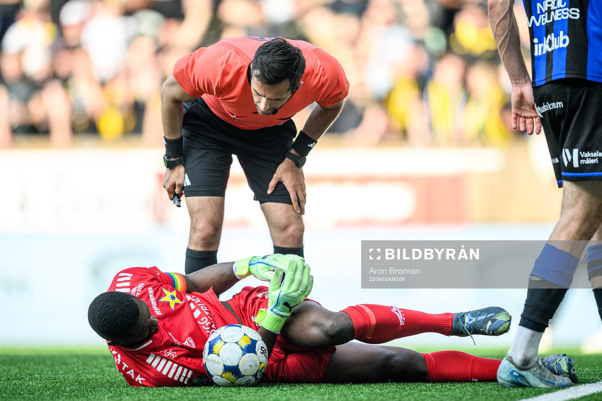 Sirius målvakt Ismael Diawara och Domare Granit Maqedonci