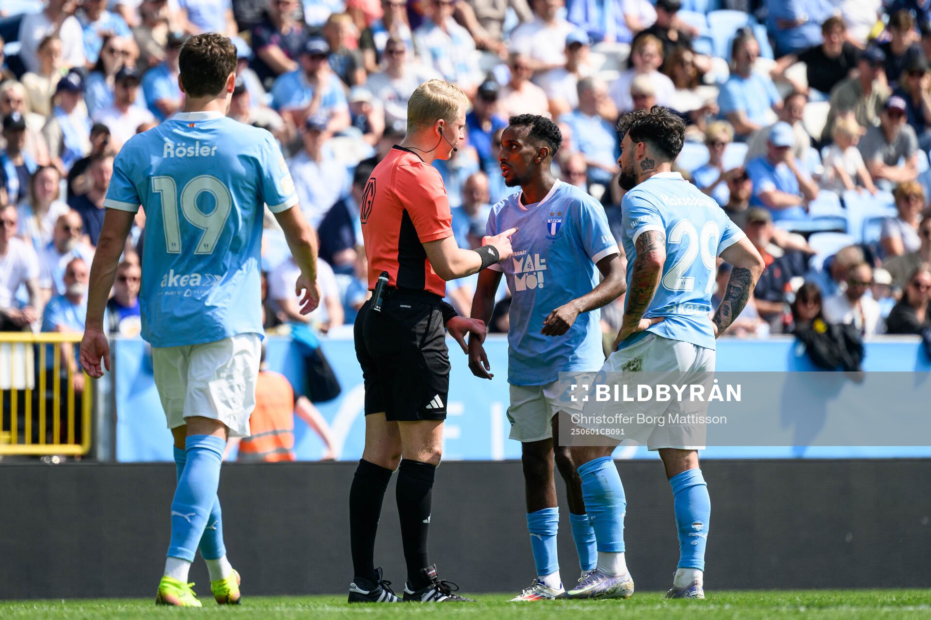 Domare Adam Ladebäck i samtal med och Malmö FFs Taha Ali