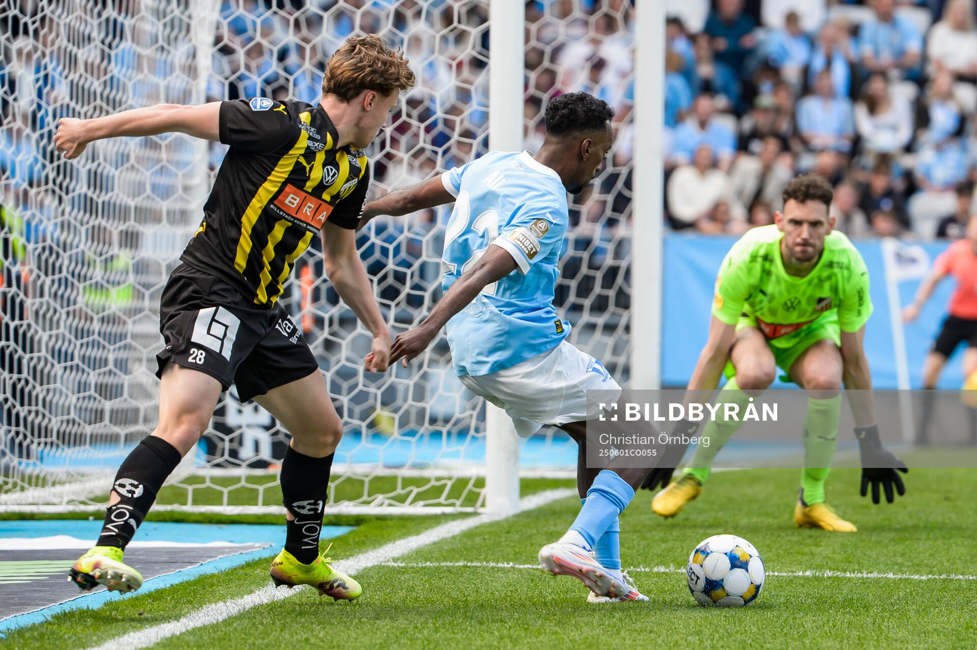 Malmö FFs Taha Ali och Häckens målvakt Etrit Berisha
