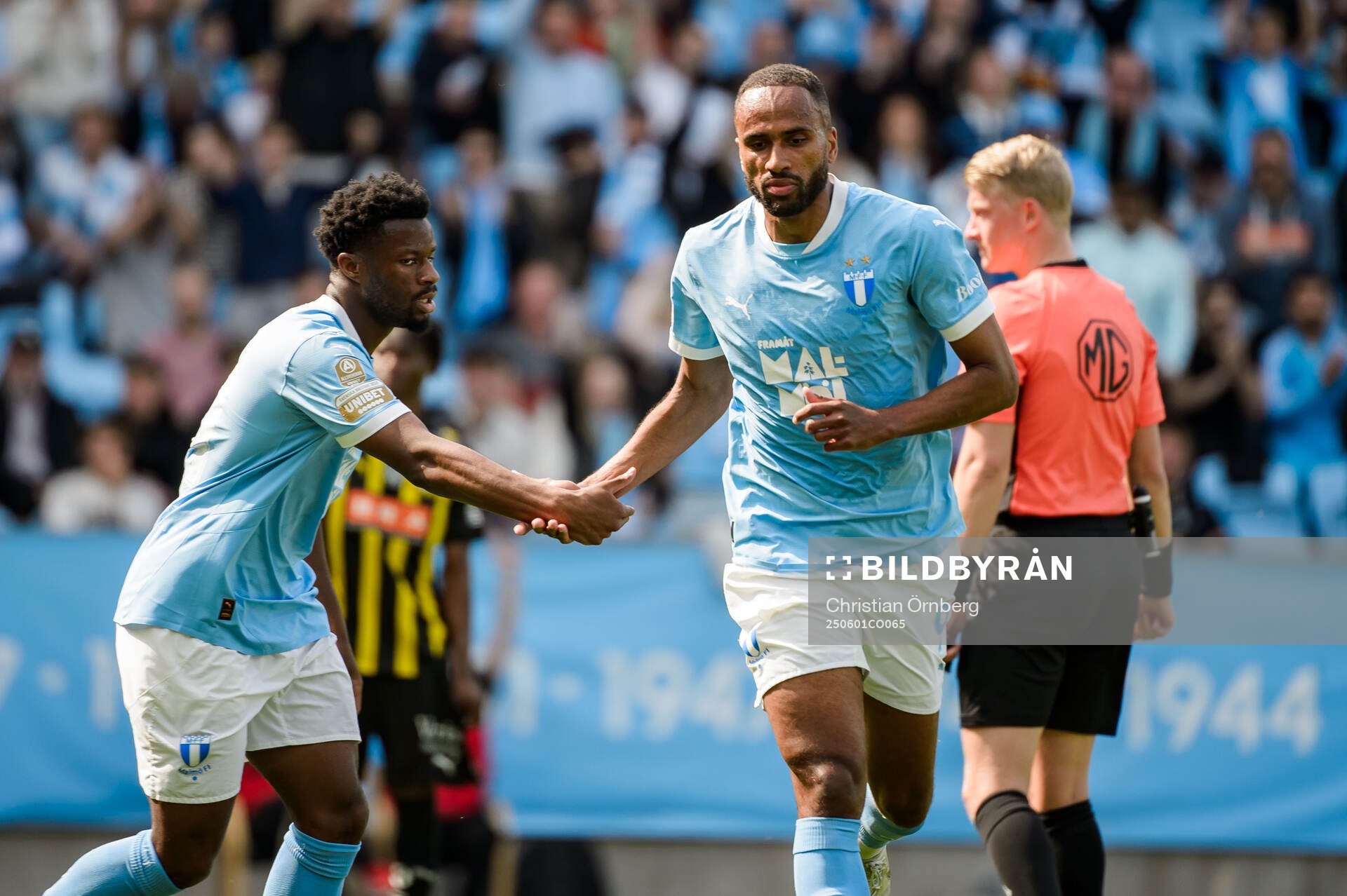Malmö FFs Emmanuel Ekong och Isaac Thelin jublar
