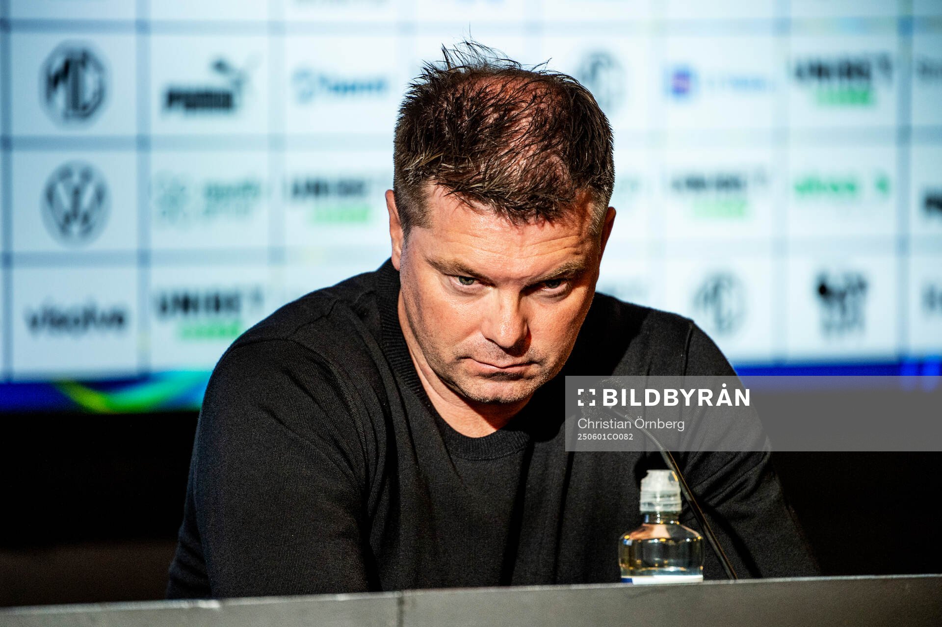 Häckens tränare Jens Gustafsson på en presskonferens