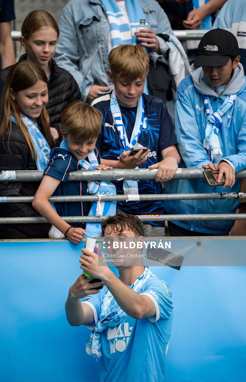 Malmö FFs Kenan Busuladzic och supportrar