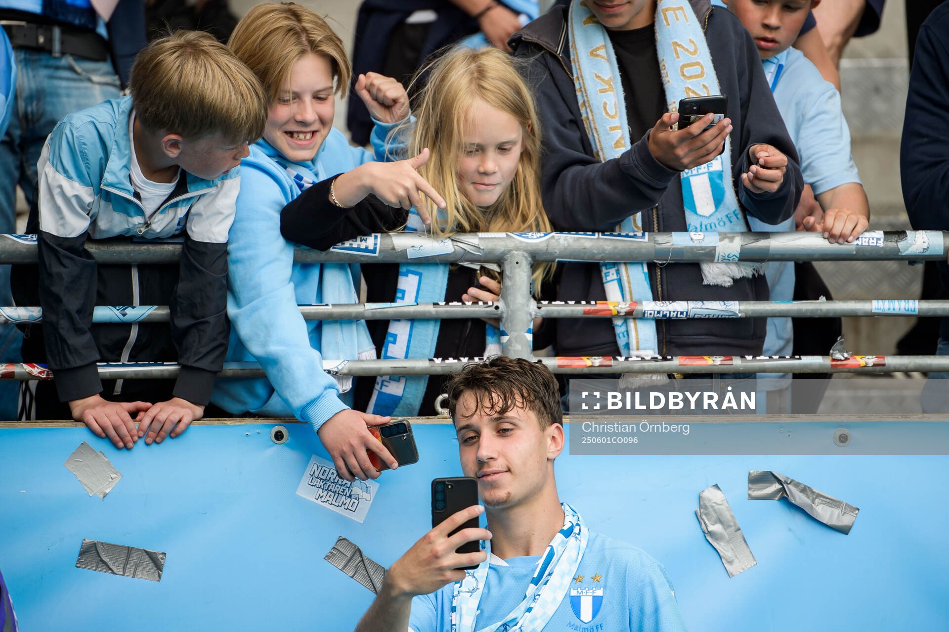 Malmö FFs Kenan Busuladzic och supportrar