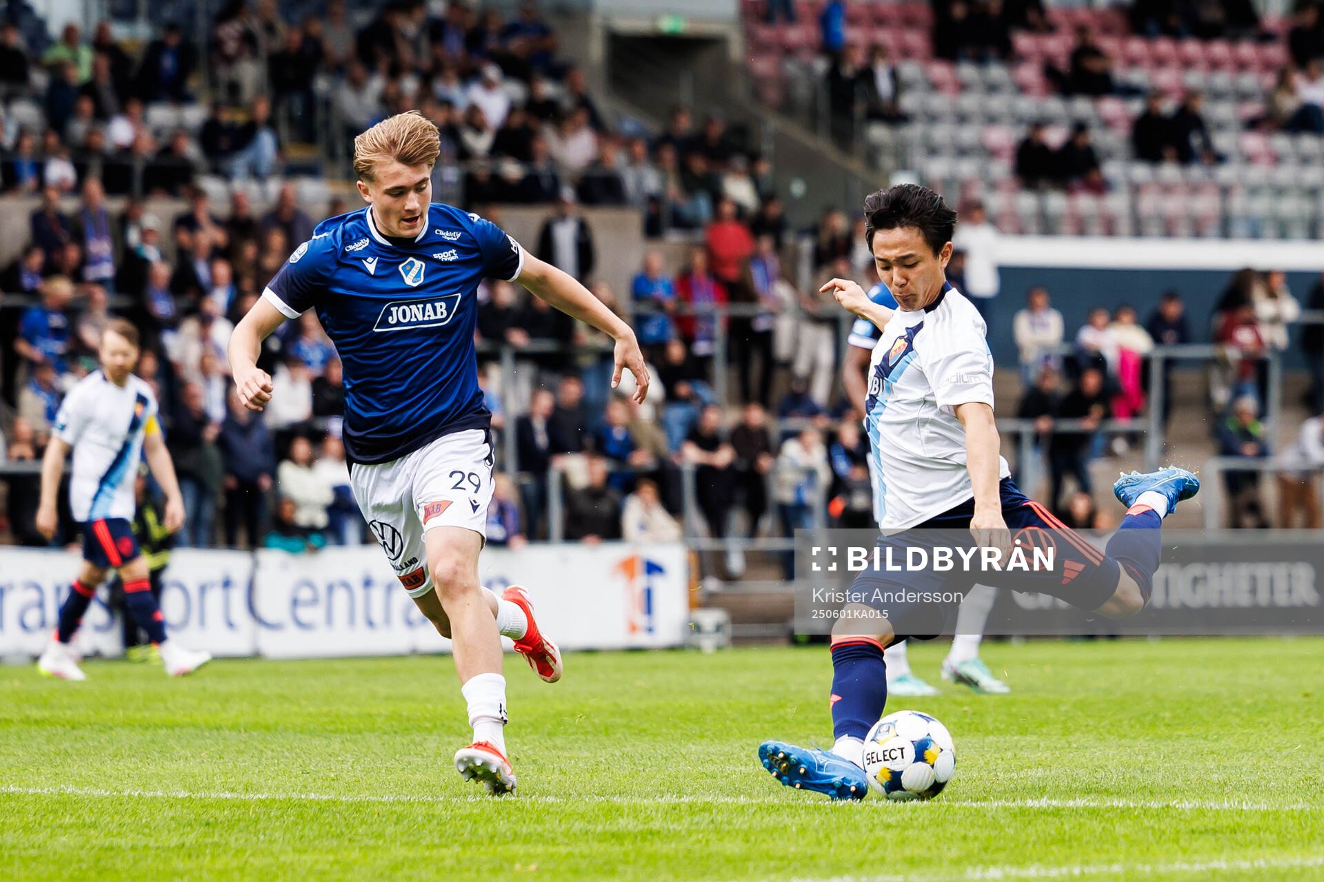 Halmstads Ludvig Arvidsson och Djurgårdens Keita Kosugi