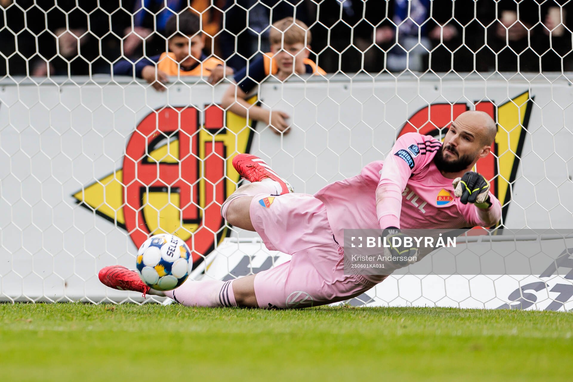 Djurgårdens Filip Manojlovic räddar en straff