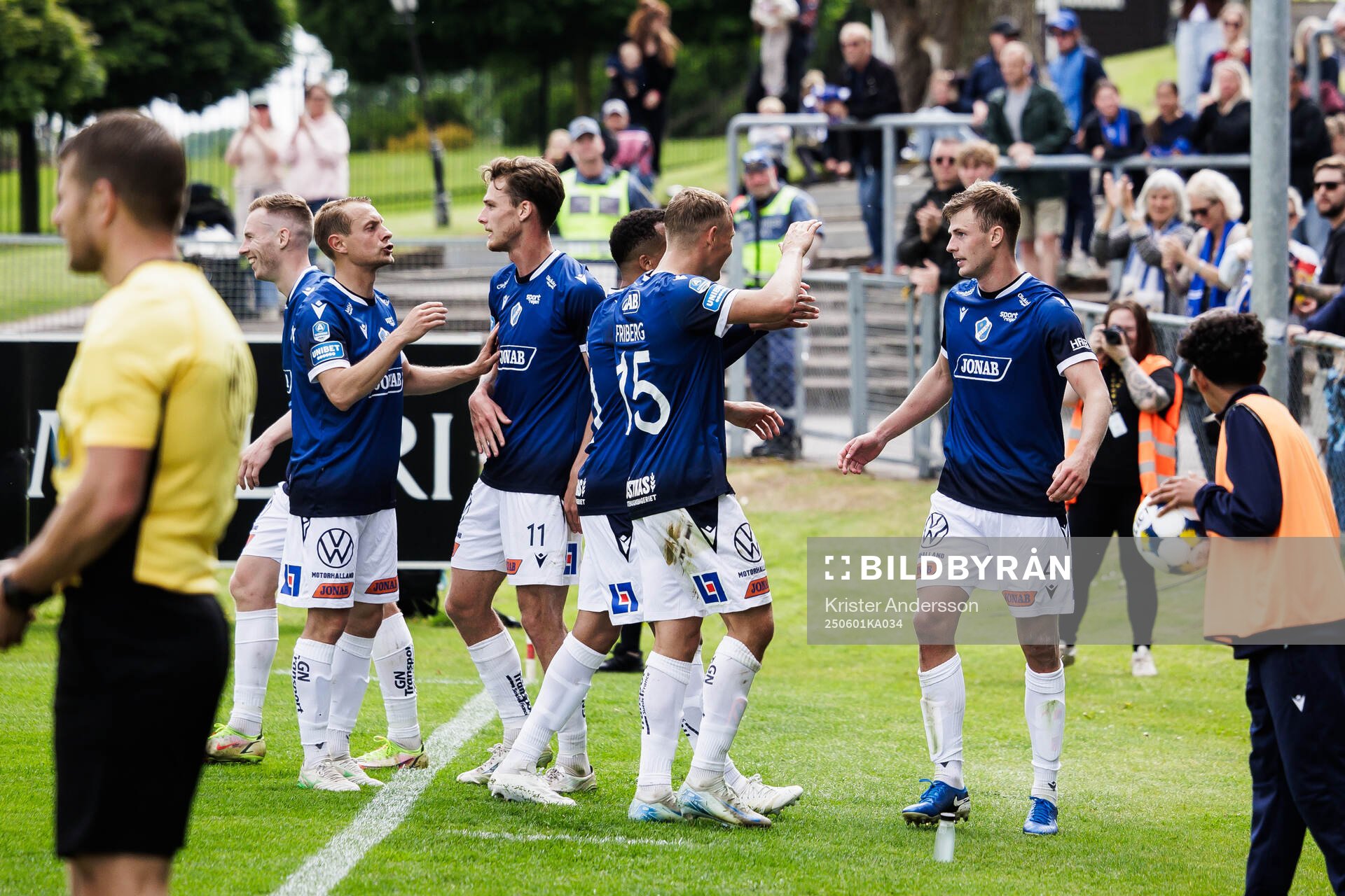 Halmstads Filip Schyberg jublar med lagkamrater