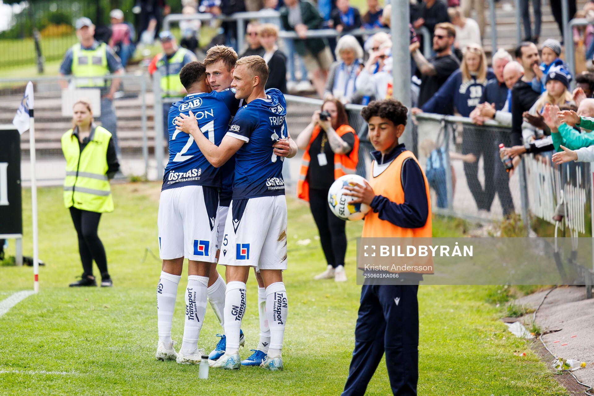 Halmstads Filip Schyberg jublar med Marcus Olsson och