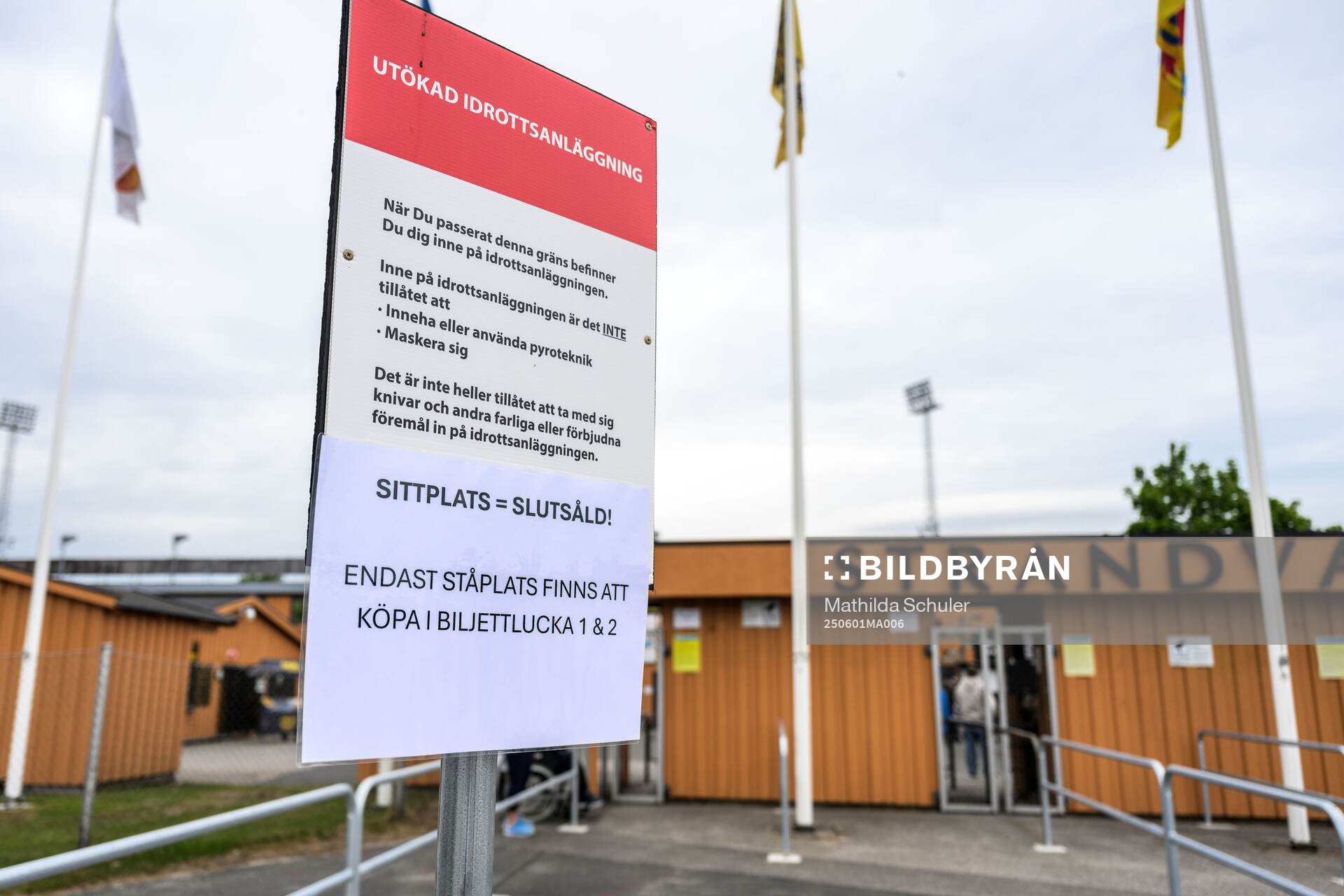 Informationsskyltar utanför Strandvallen