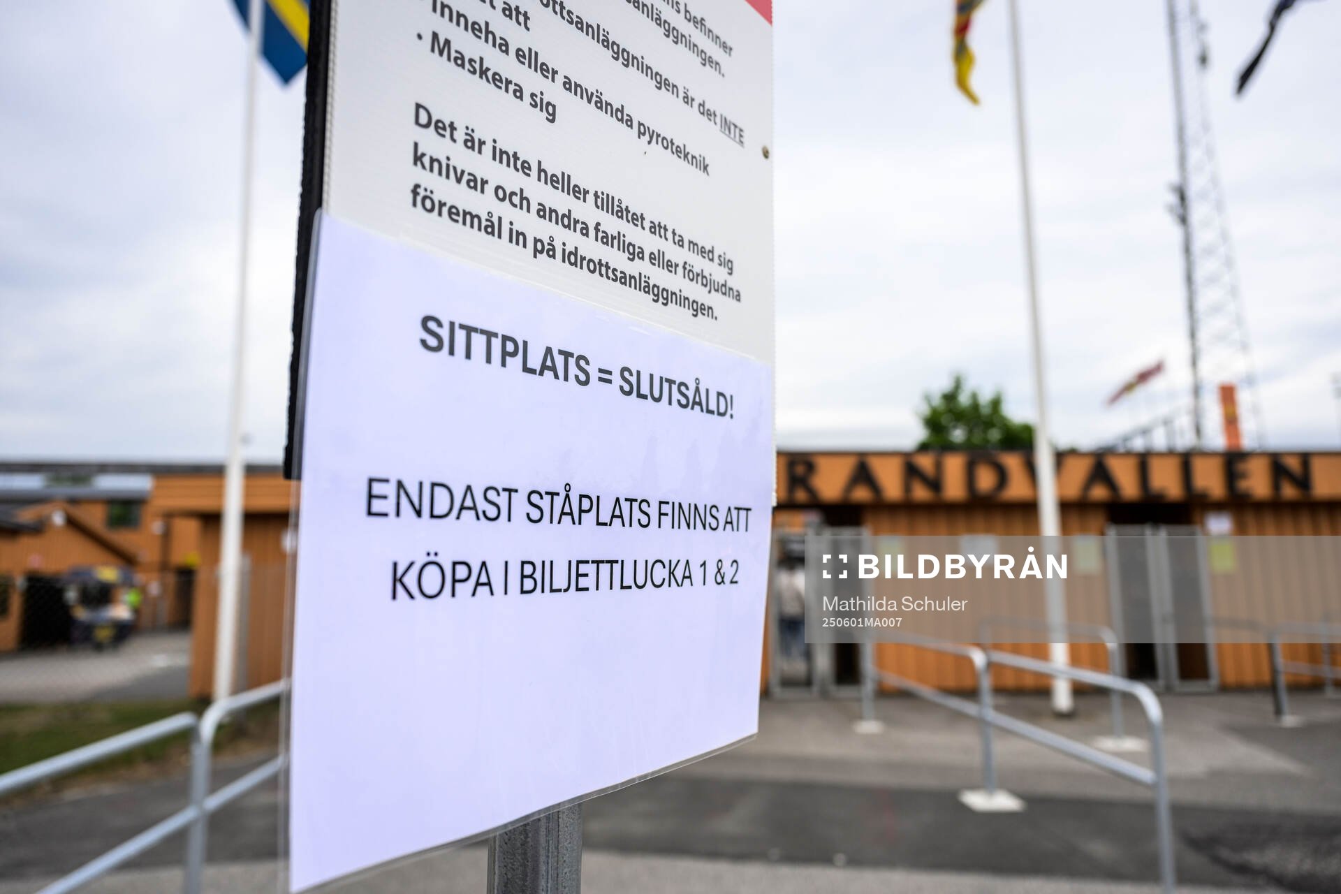 Informationsskyltar utanför Strandvallen