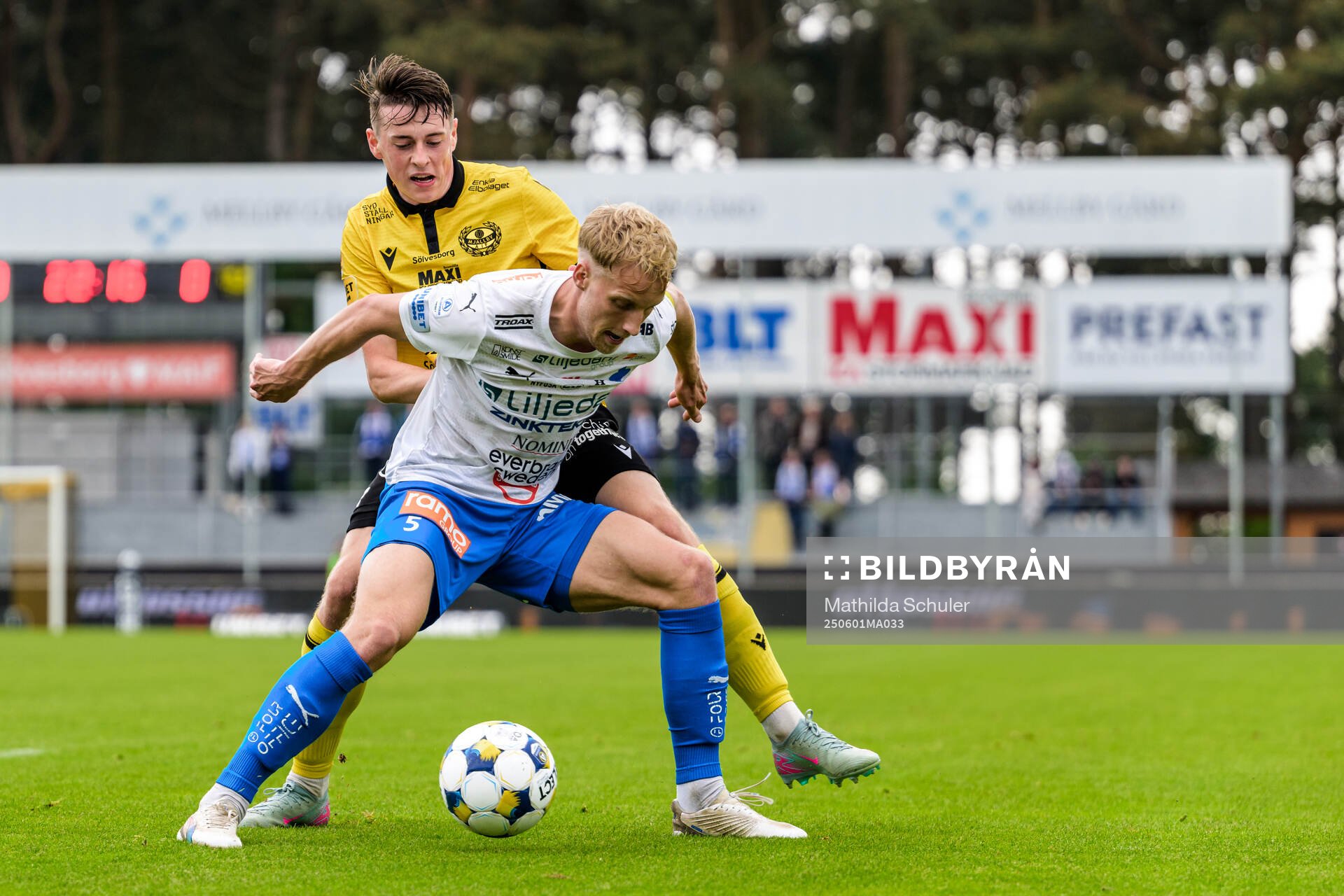 Mjällbys Elliot Stroud och Värnamos Victor Larsson