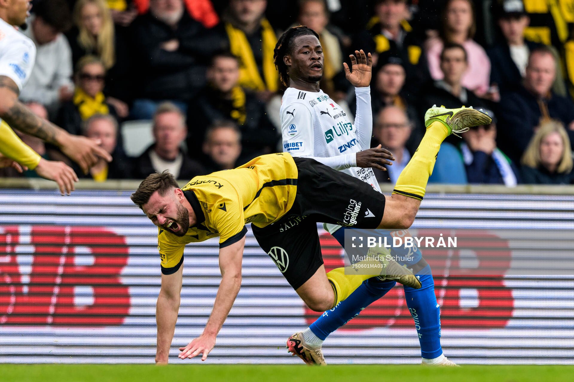 Mjällbys Axel Norén och Värnamos Frank Junior Agyei