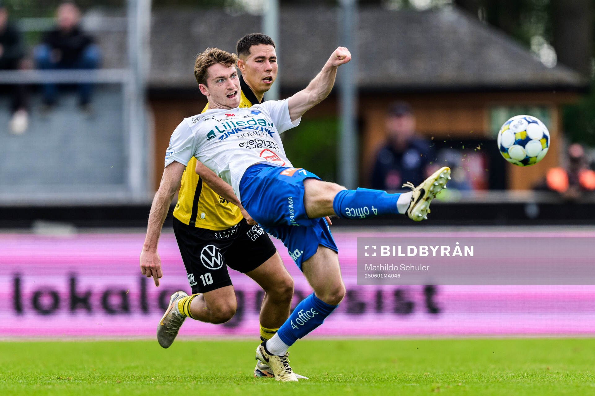 Värnamos Carl Johansson och Mjällbys Nicklas Røjkjær