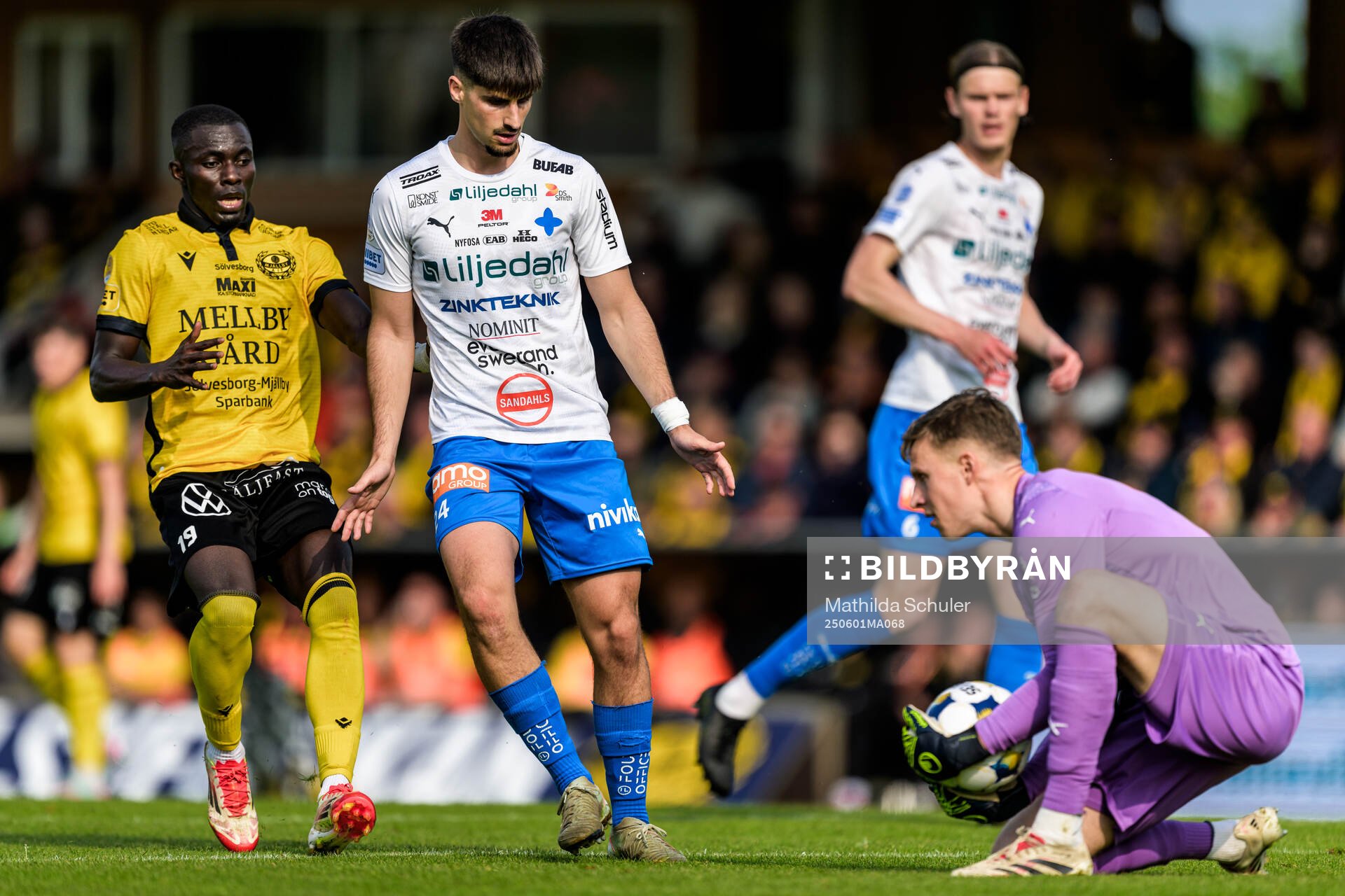 Mjällbys Abdoulie Manneh mot Värnamos Emin Grozdanic och