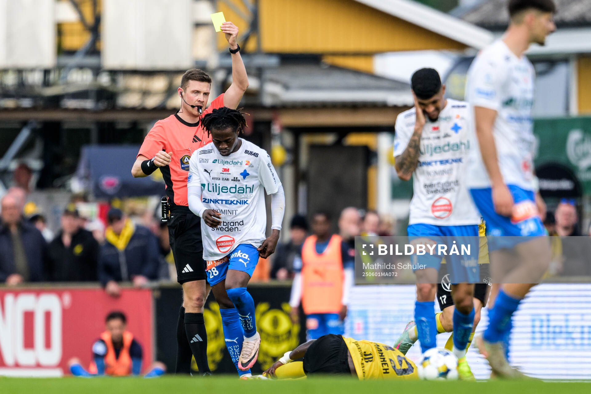 Värnamos Frank Junior Agyei blir varnad av domare Erik