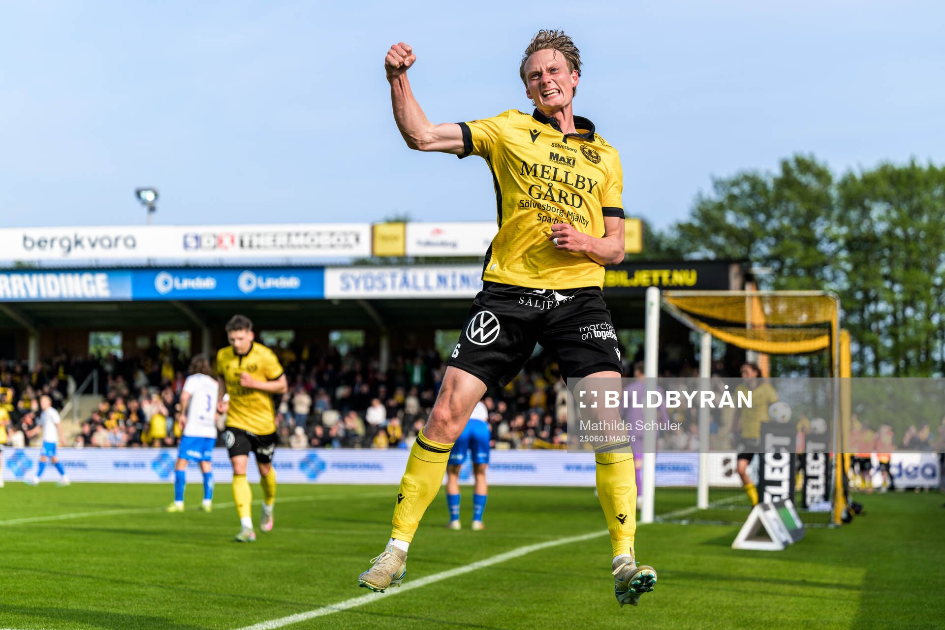 Mjällbys Alexander Johansson jublar
