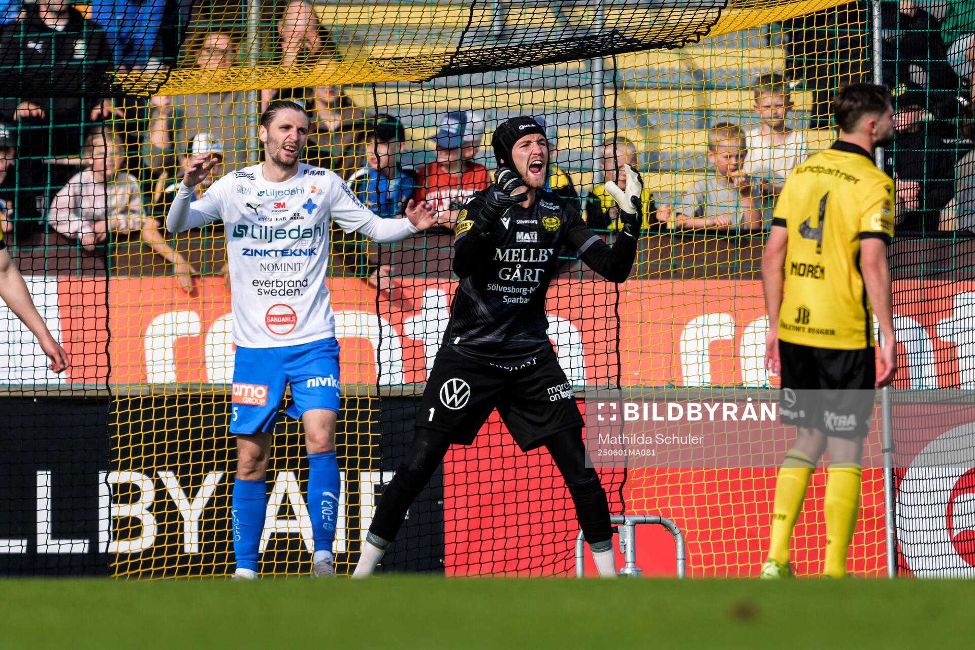 Värnamos Pawel Cibicki deppar och Mjällbys målvakt Noel