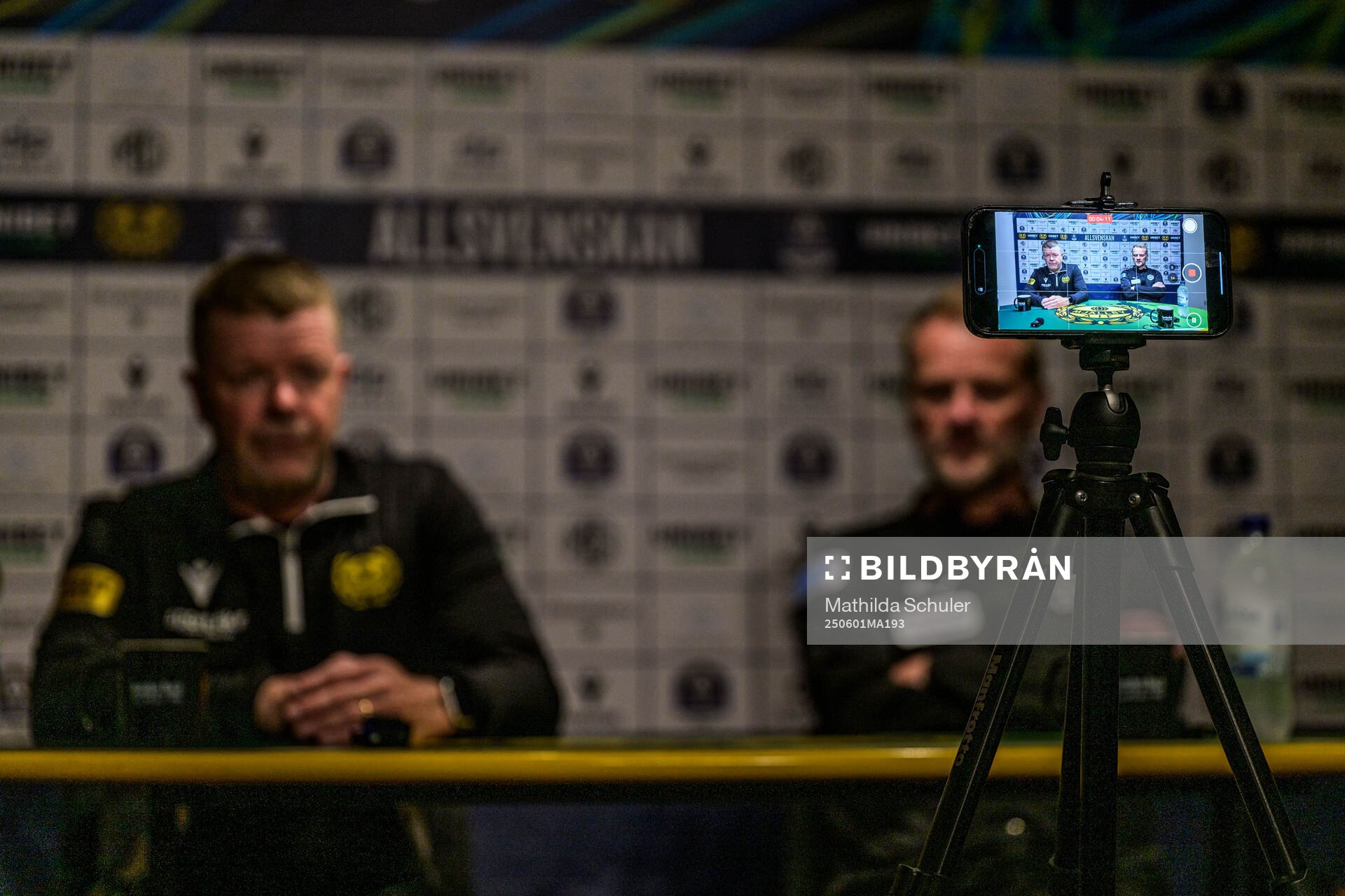 En presskonferens live sänds via en telefon