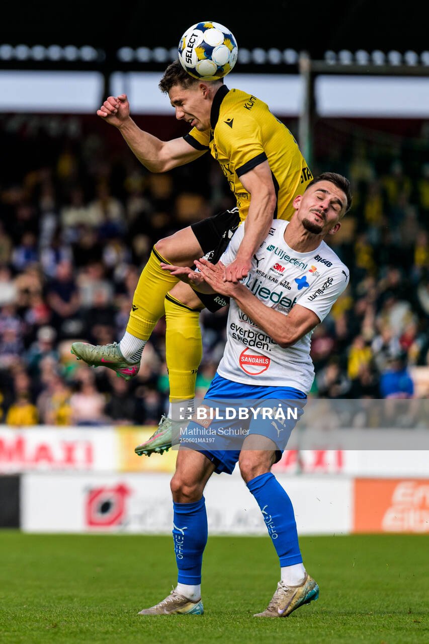 Mjällbys Timo Stavitski och Värnamos Ajdin Zeljkovic