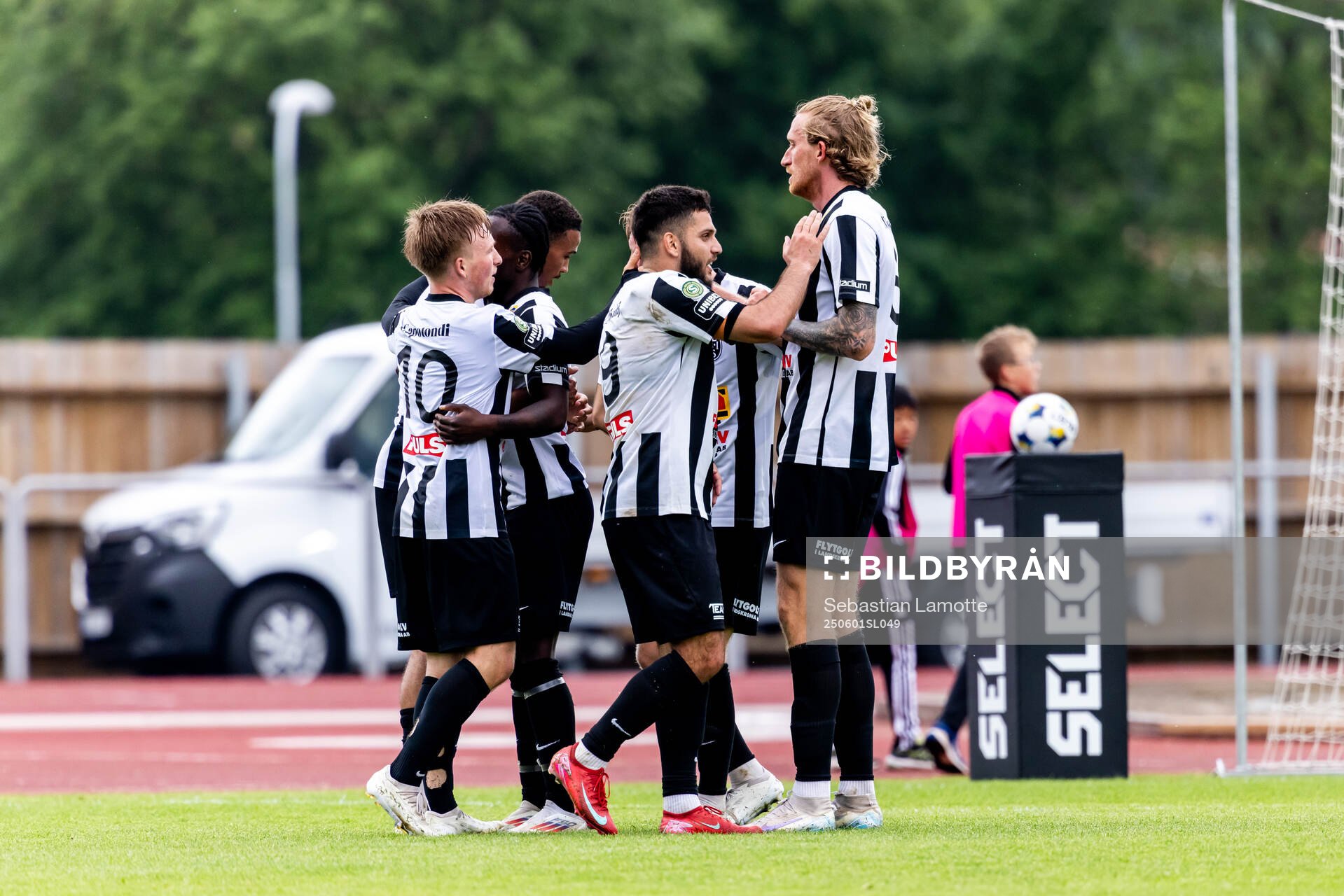 Landskronas Cameron Streete har gjort 0-2 och jublar
