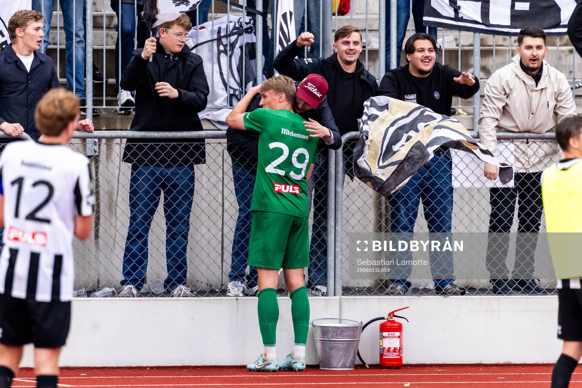 Landskronas målvakt Svante Hildeman jublar med supportrarna