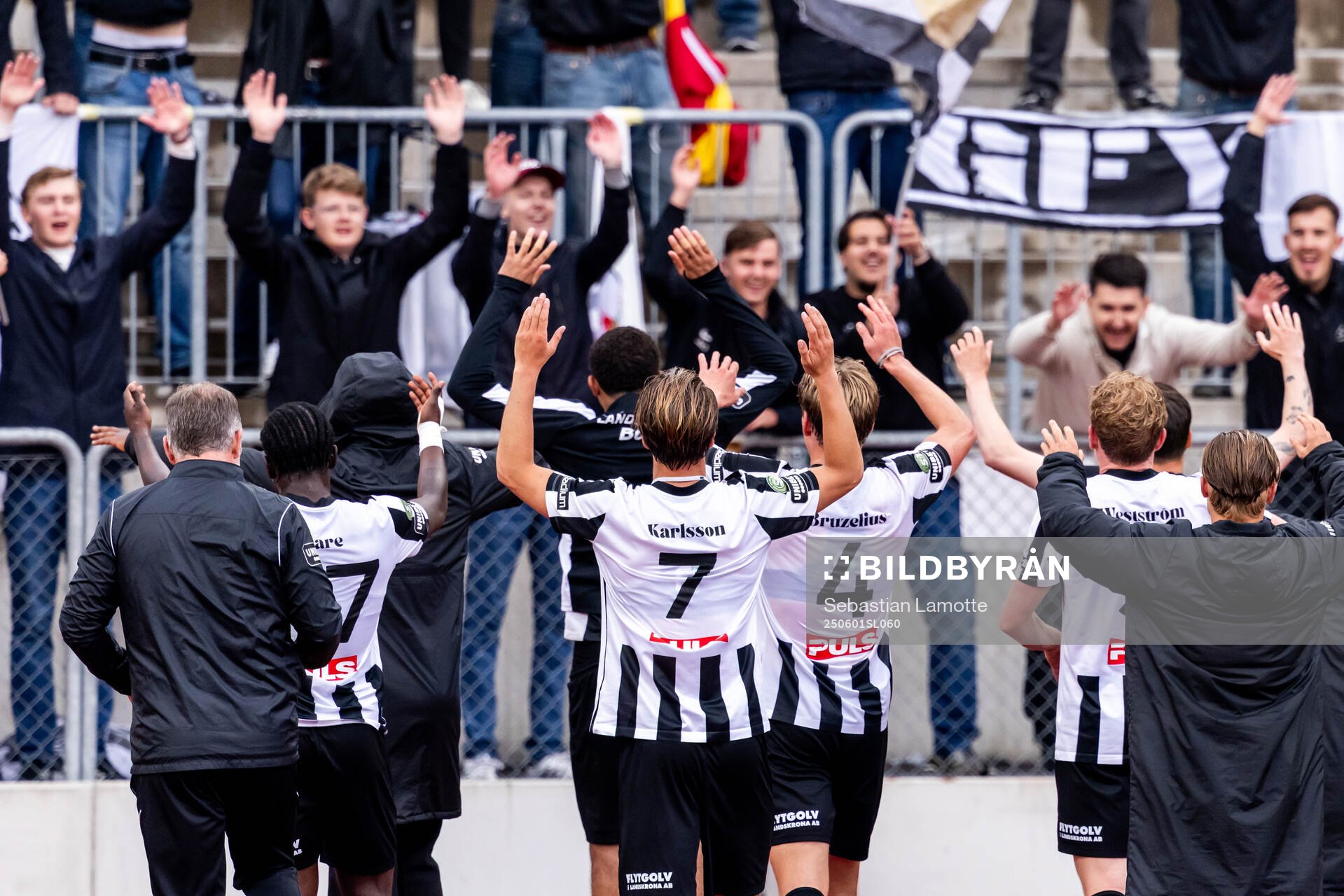 Landskronas spelare jublar med supportrarna