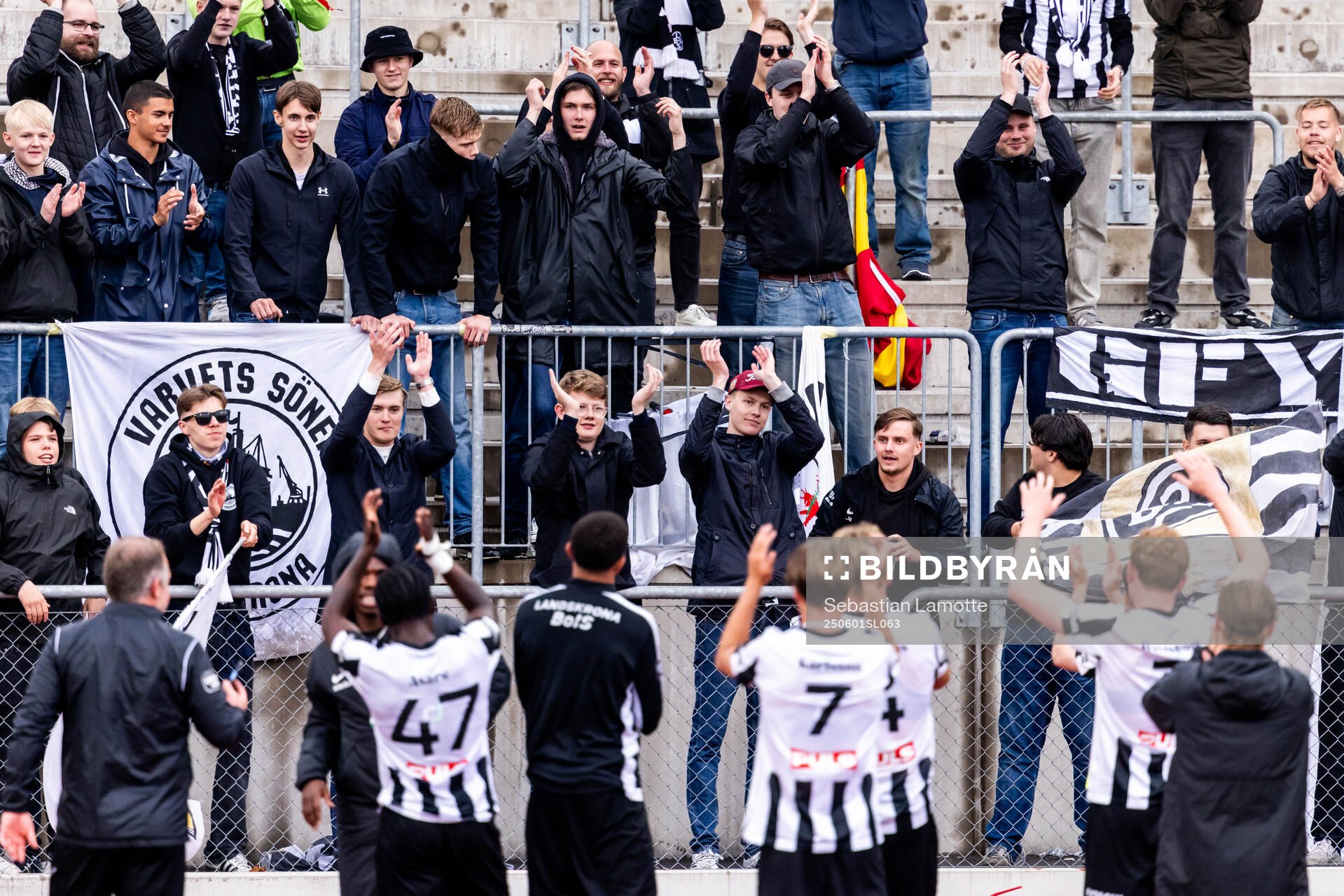 Landskronas spelare jublar med supportrarna