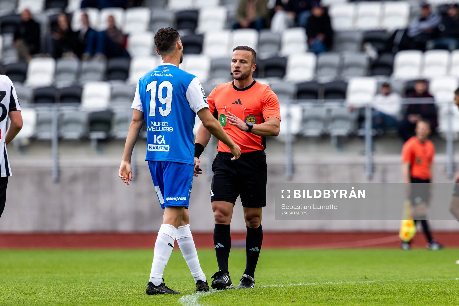 Domare Rinon Hasani pratar med Oddevolds Rasmus
