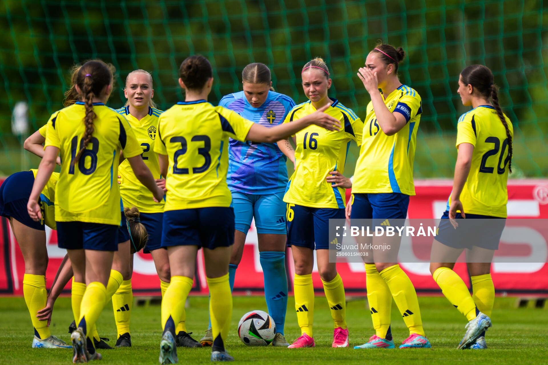 Players of Sweden looks dejected
