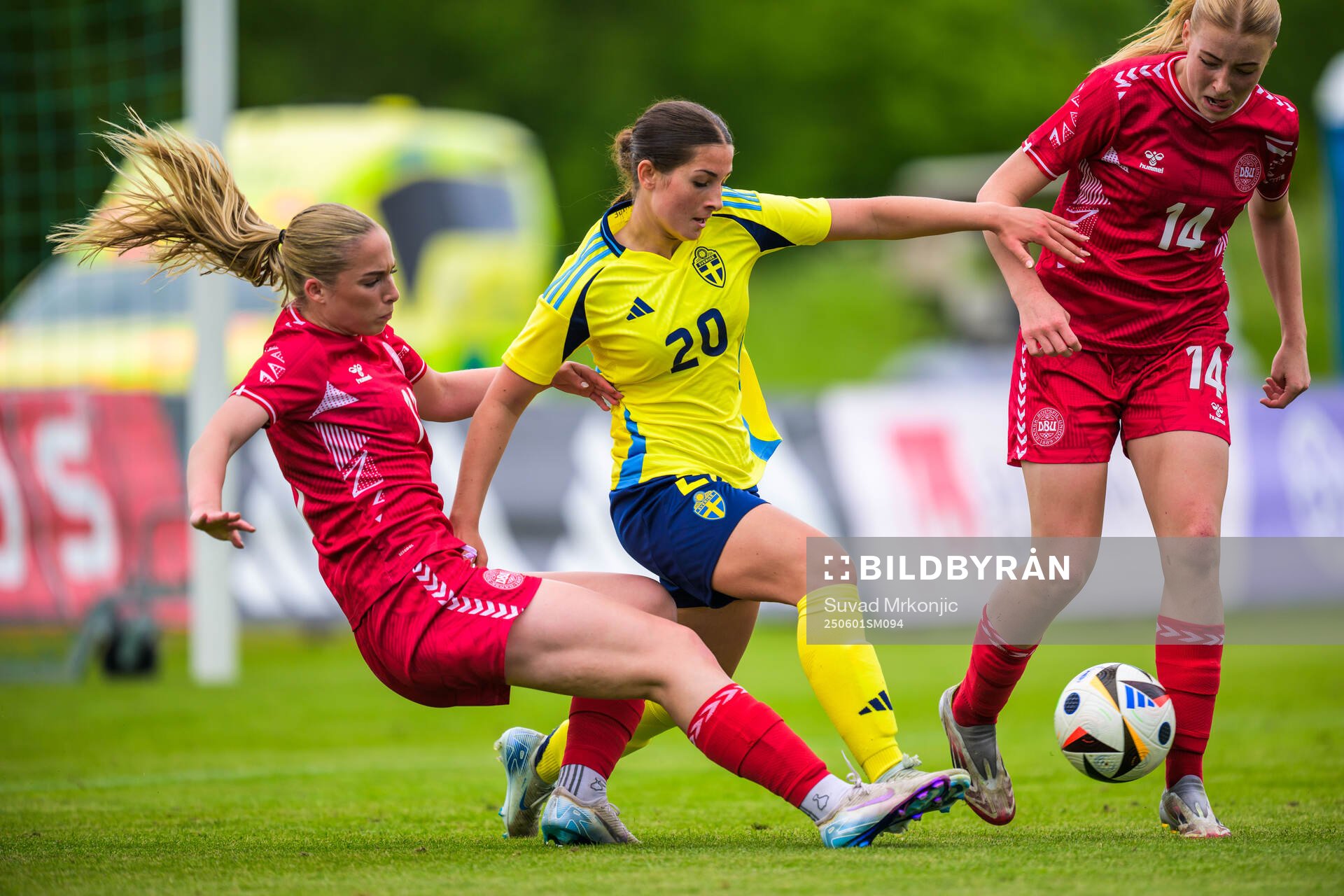 Silke Lynge Larsen of Denmark and Filippa Sjöström of