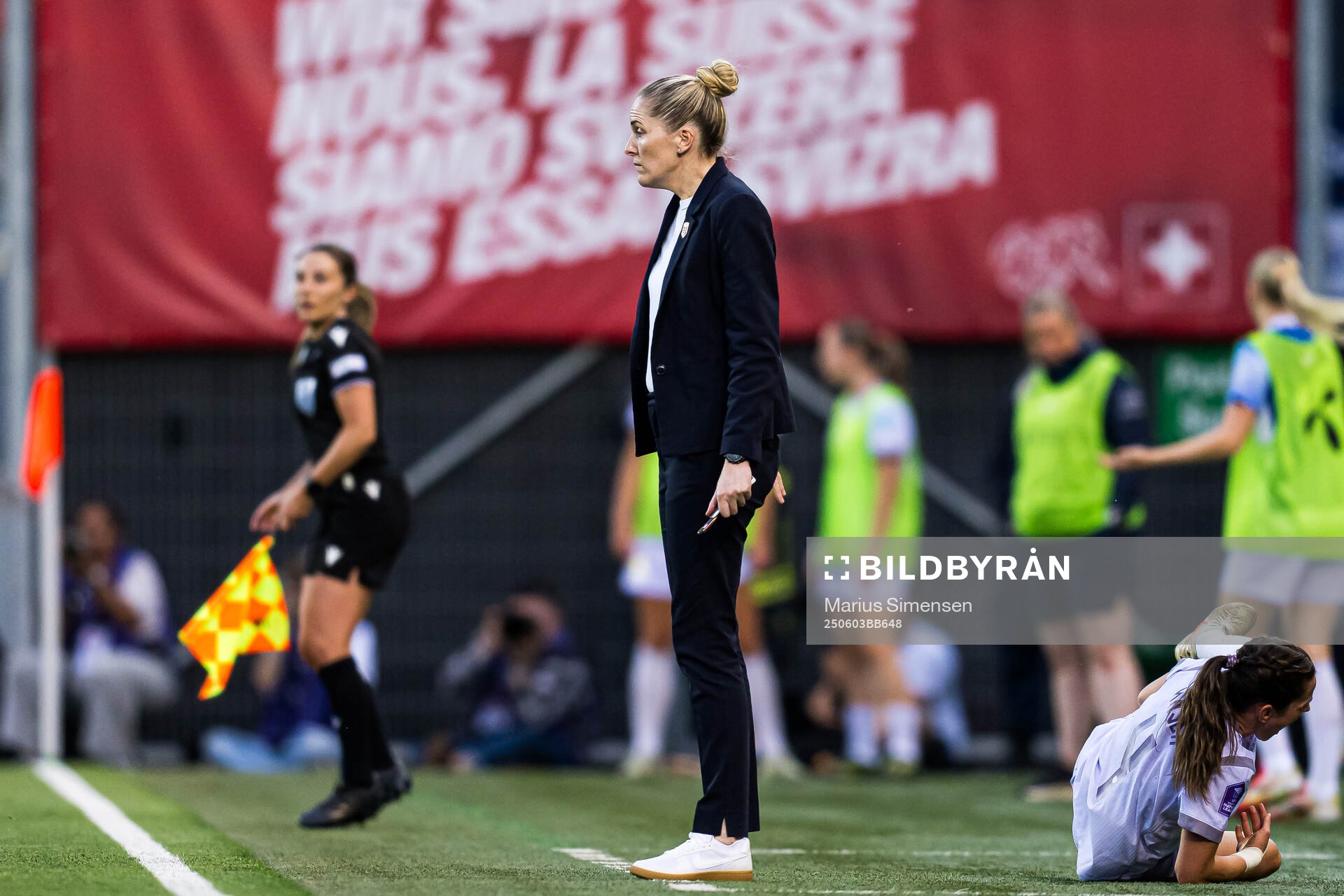 Head coach Gemma Grainger of Norway and Tuva Hansen of