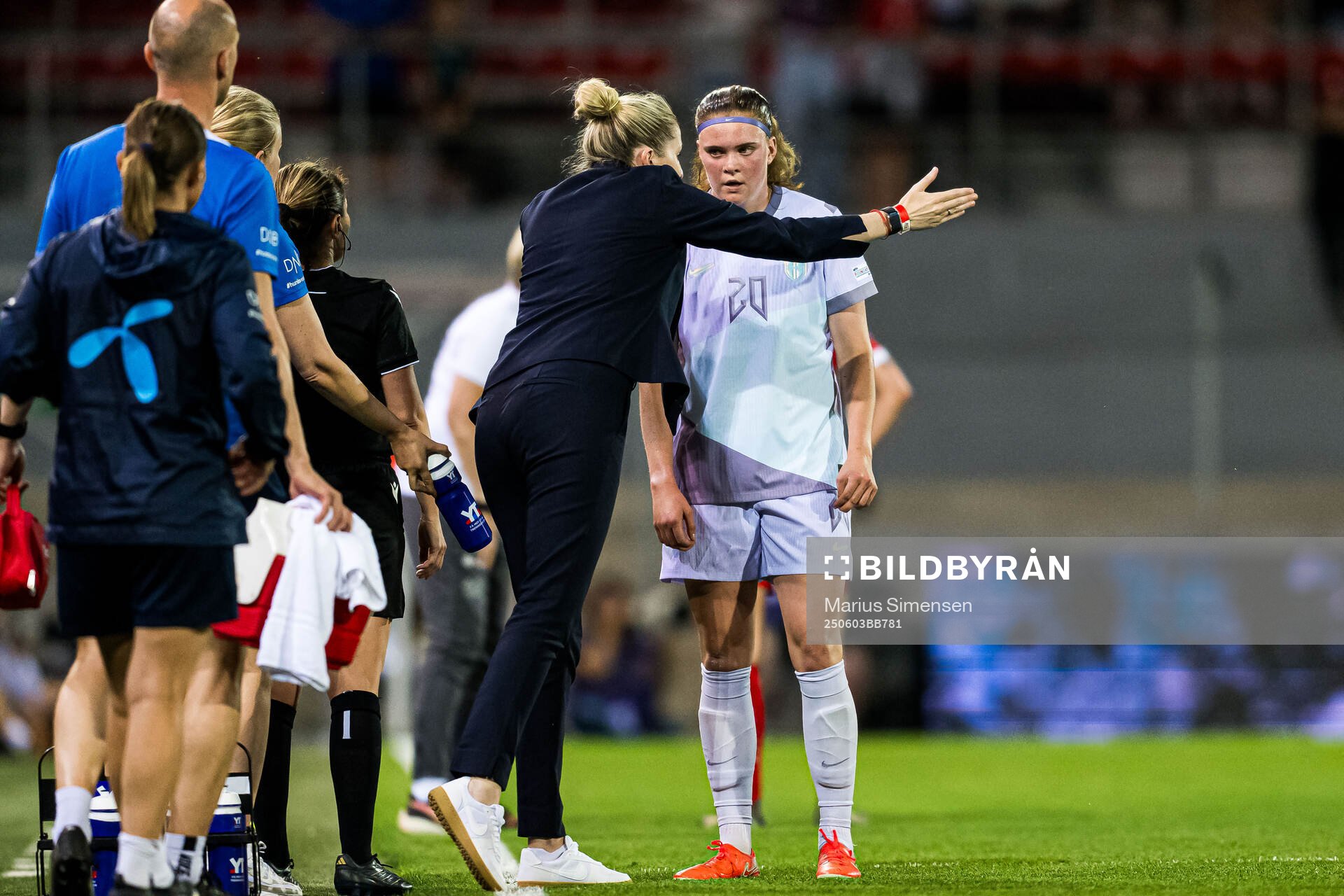 Head coach Gemma Grainger of Norway and Signe Gaupset of