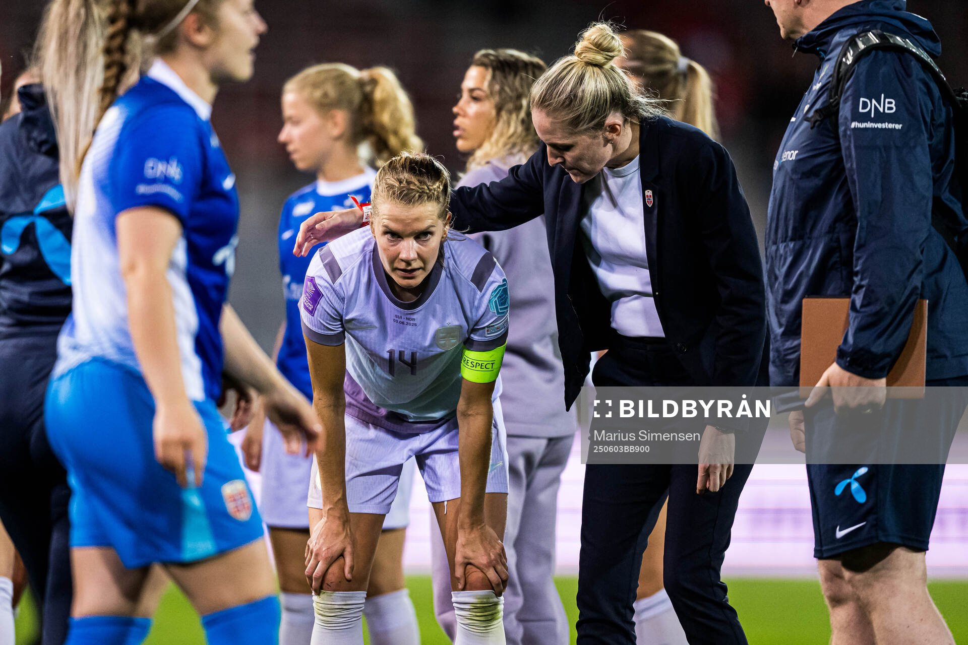 Ada Hegerberg of Norway and Head coach Gemma Grainger of