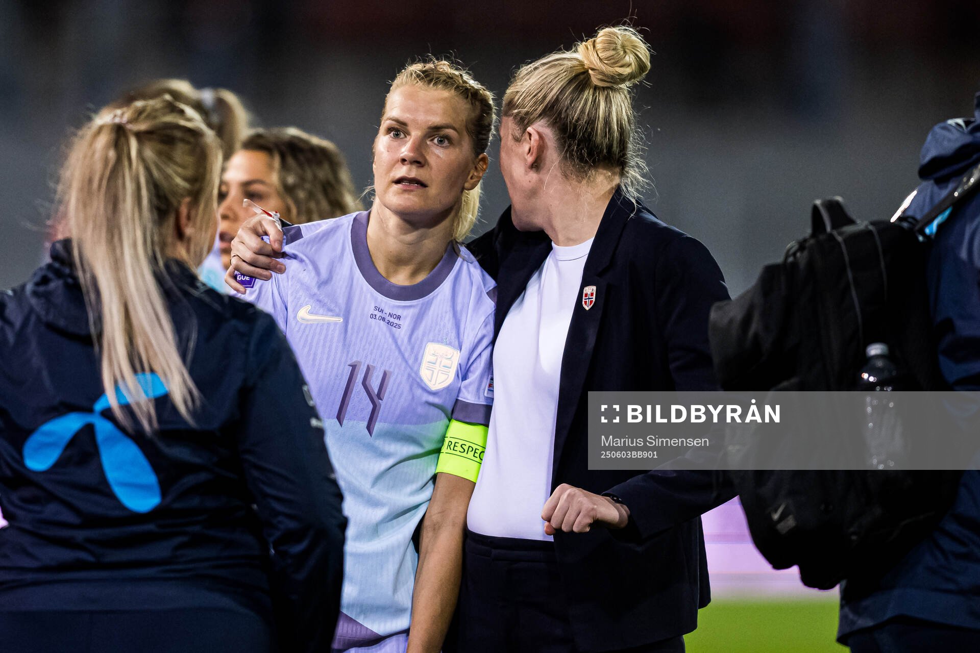 Ada Hegerberg and Head coach Gemma Grainger of Norway