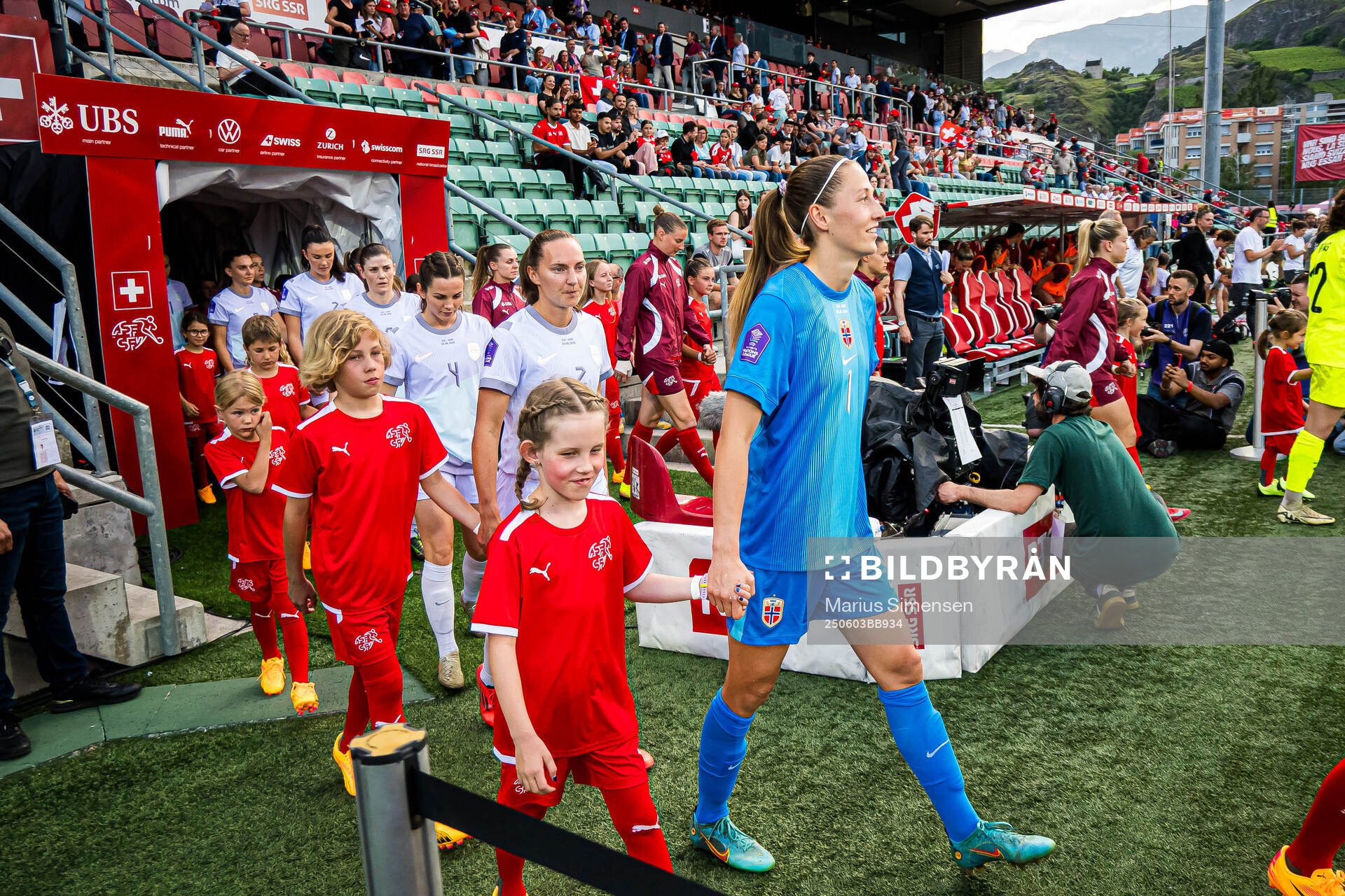 Marit Bratberg Lund and goalkeeper Cecilie Fiskerstrand of