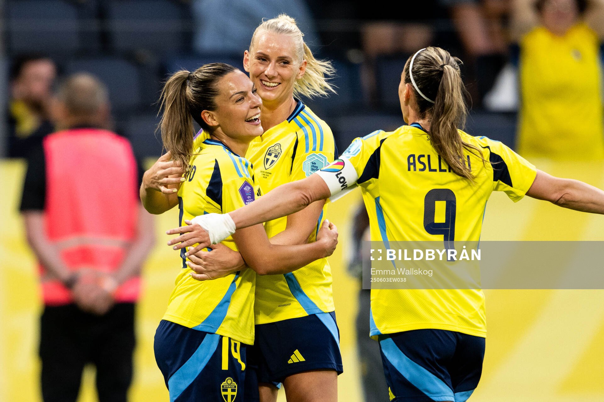 Stina Blackstenius of Sweden celebrates with Johanna