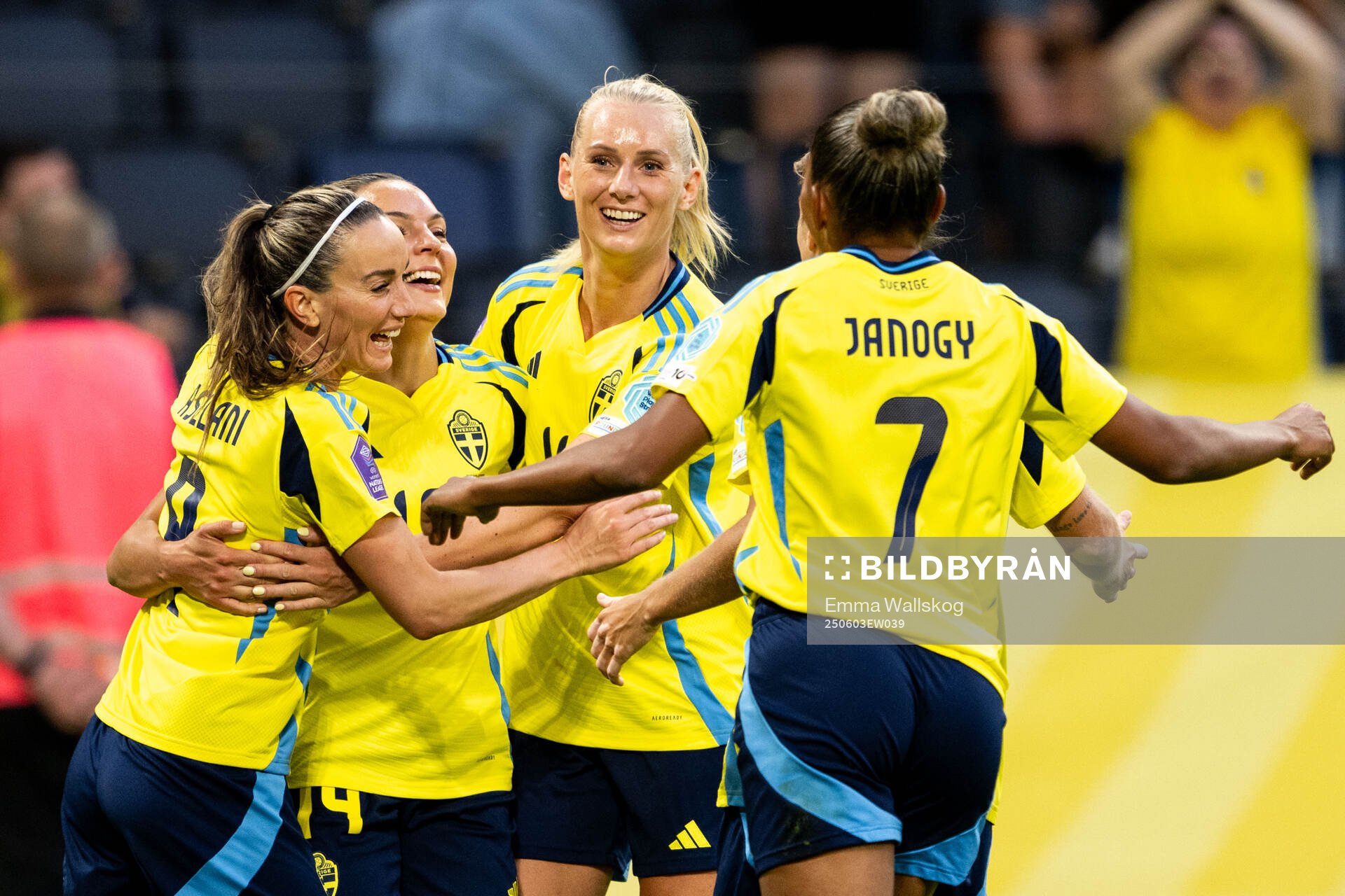 Stina Blackstenius of Sweden celebrates with Johanna