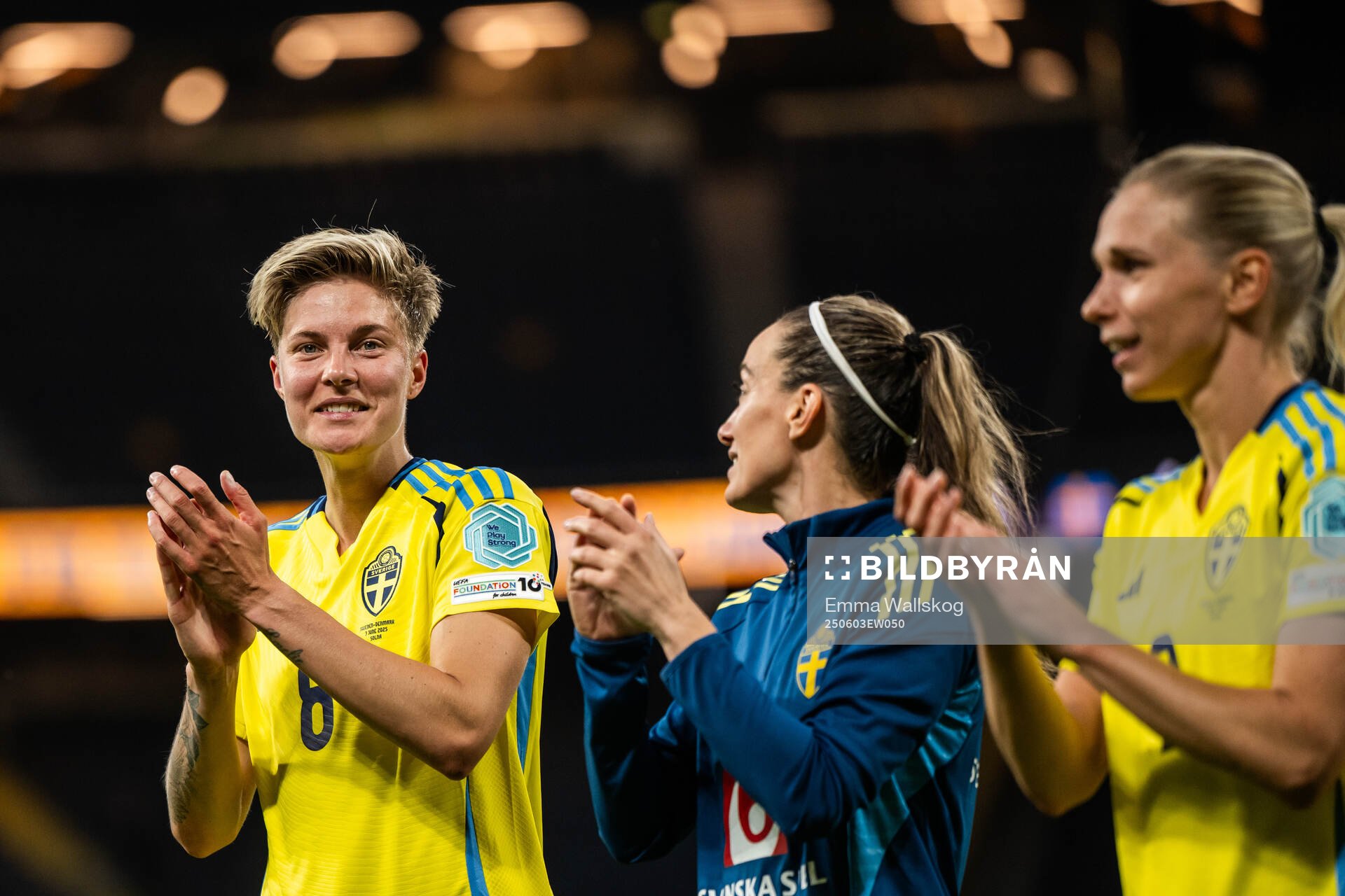Lina Hurtig ad Kosovare Asllani of Sweden celebrate