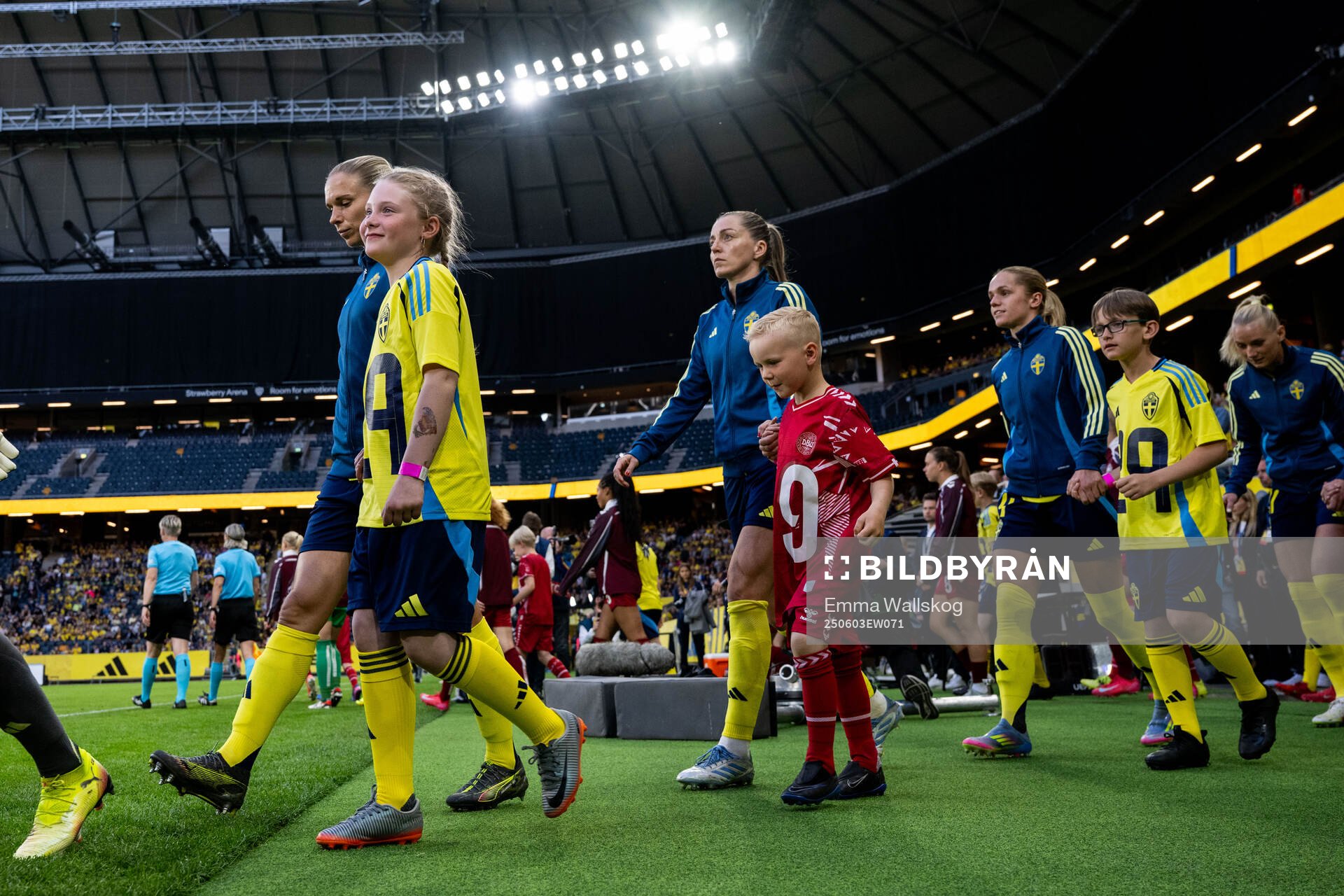 Linda Sembrant and Hanna Lundkvist of Sweden with mascots