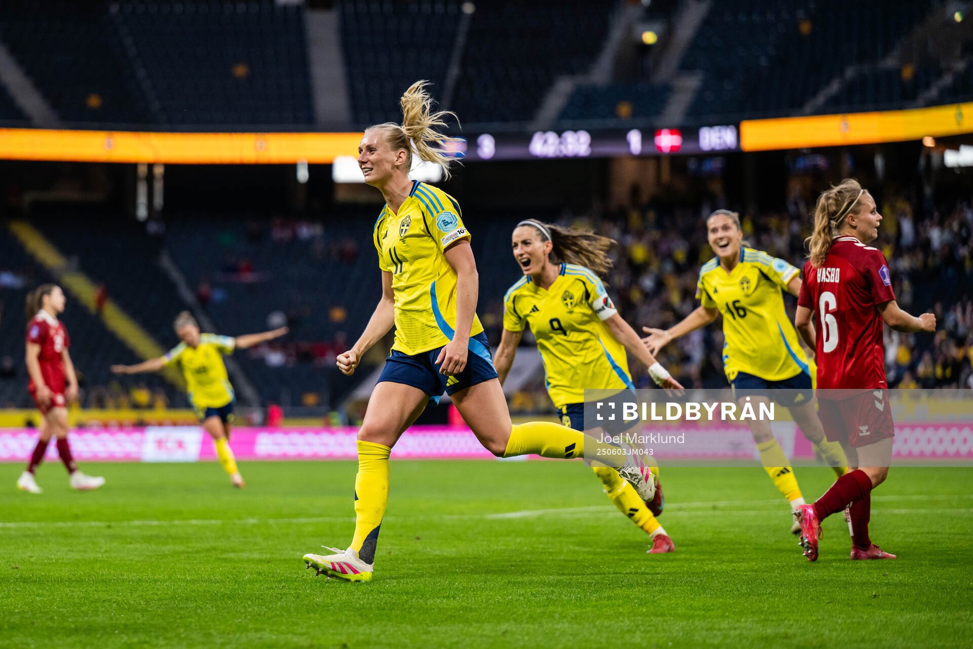 Stina Blackstenius, Kosovare Asllani, and Filippa Angeldahl